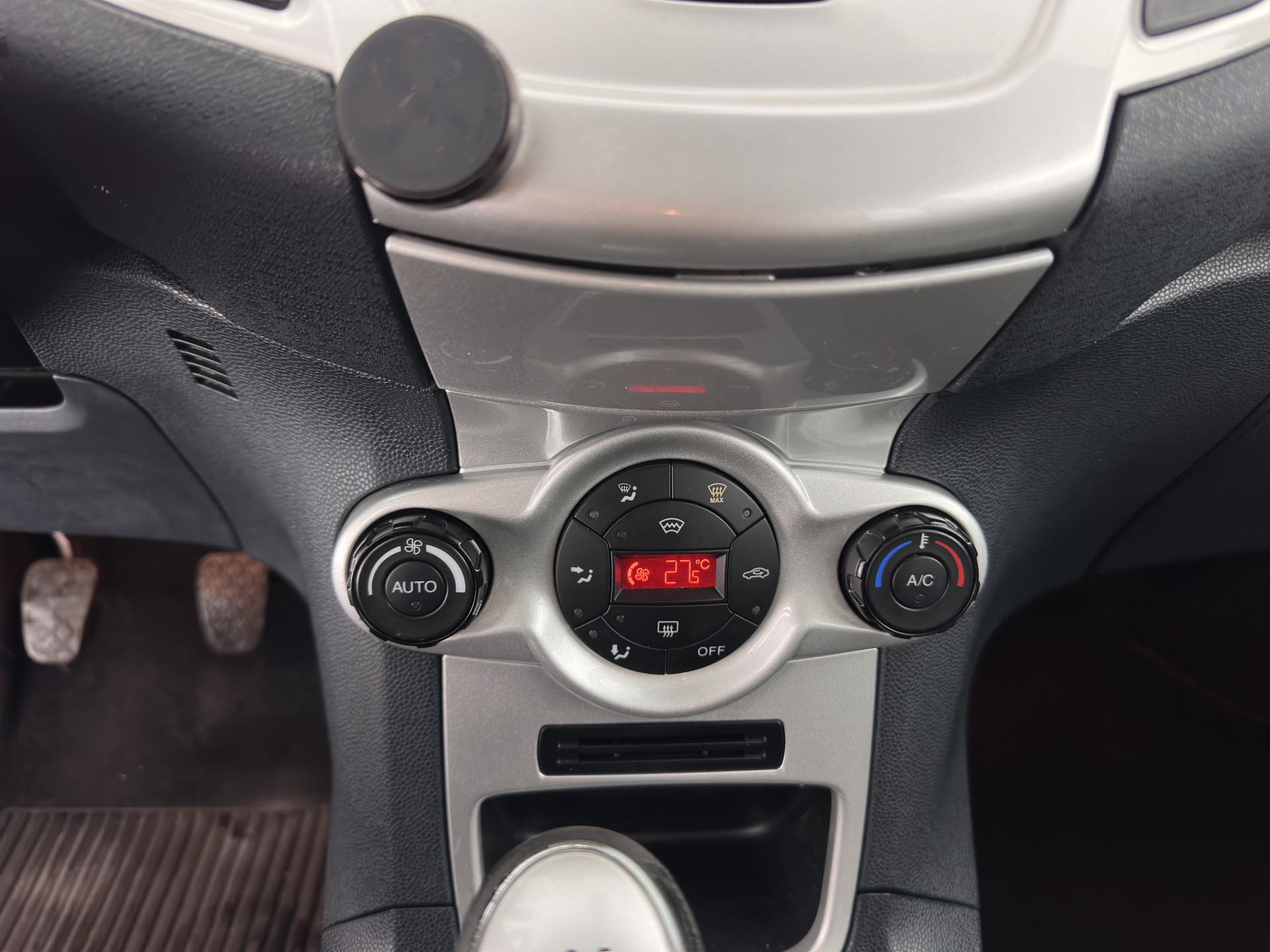 Ford Fiesta 1.6 TDCi ECOnetic Titanium *LEATHER-FABRIC | NAVI-FULLMAP | HEATED-COMFORTSEATS | ECC | PDC | CRUISE | PRIVACY-GLASS | 14''ALU*