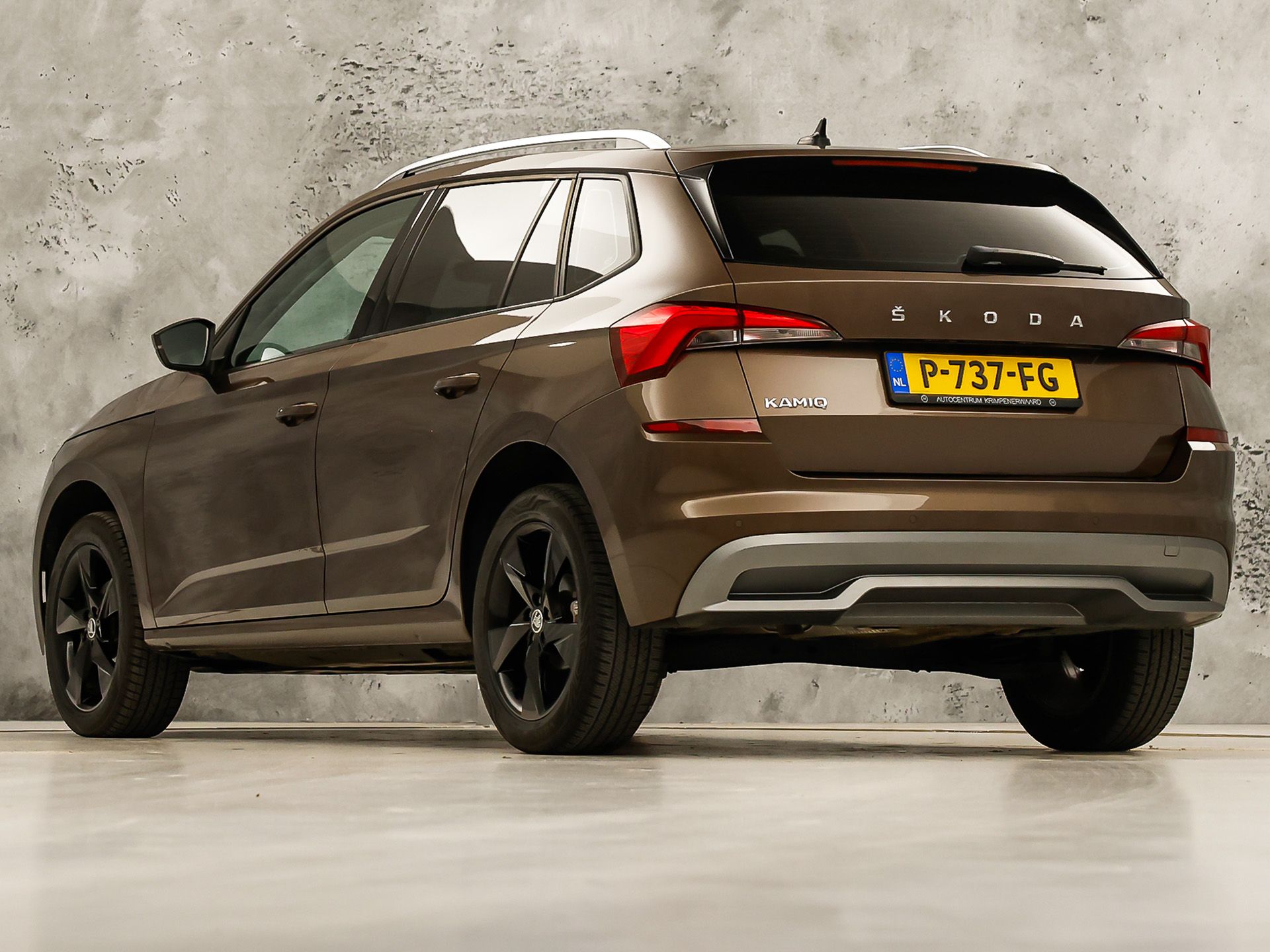 Škoda Kamiq 1.0 TSI Ambition Sport Automaat (APPLE CARPLAY, GROOT NAVI, CLIMATE, GETINT GLAS, STOELVERWARMING, SPORTSTOELEN, PARKEERSENSOREN, GETINT GLAS, NIEUWSTAAT)