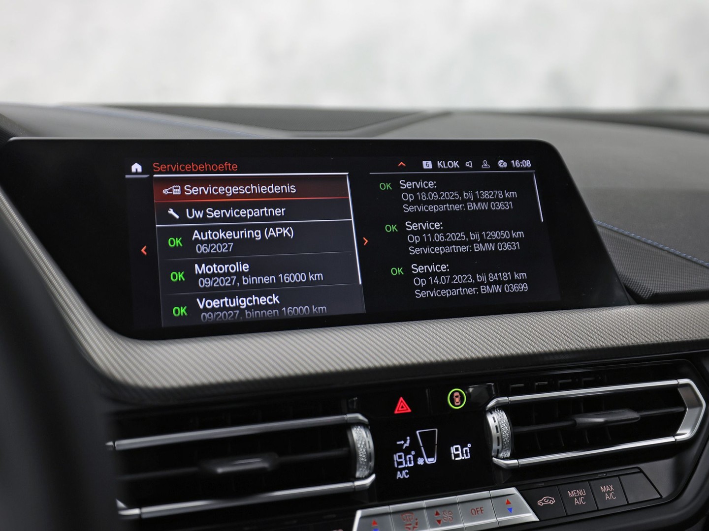 BMW 1 Serie 118i M Sport Automaat (APPLE CARPLAY, M PAKKET, GROOT NAVI, LEDER, SPORTSTOELEN, SFEERVERLICHTING, GETINT GLAS, NIEUWSTAAT)