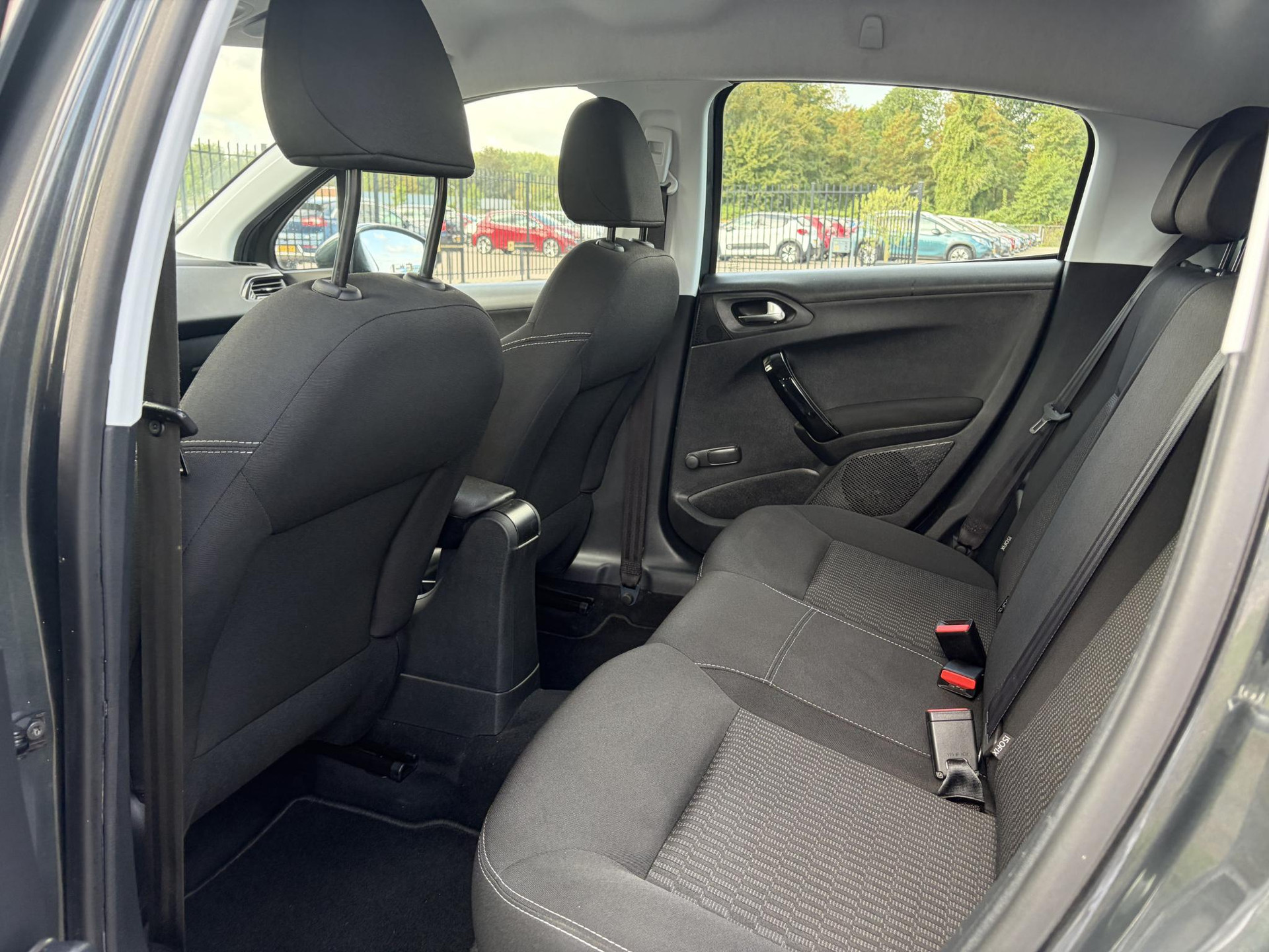Peugeot 208 1.2 PureTech Blue Lion ✓Nieuwe D-riem✓Afn.Trekhaak✓Carplay✓Navi✓Airco✓Cruise✓Pdc✓2e Eigenaar✓Weinig Km✓5 Deurs✓N.A.P✓Apk tot 08-2027