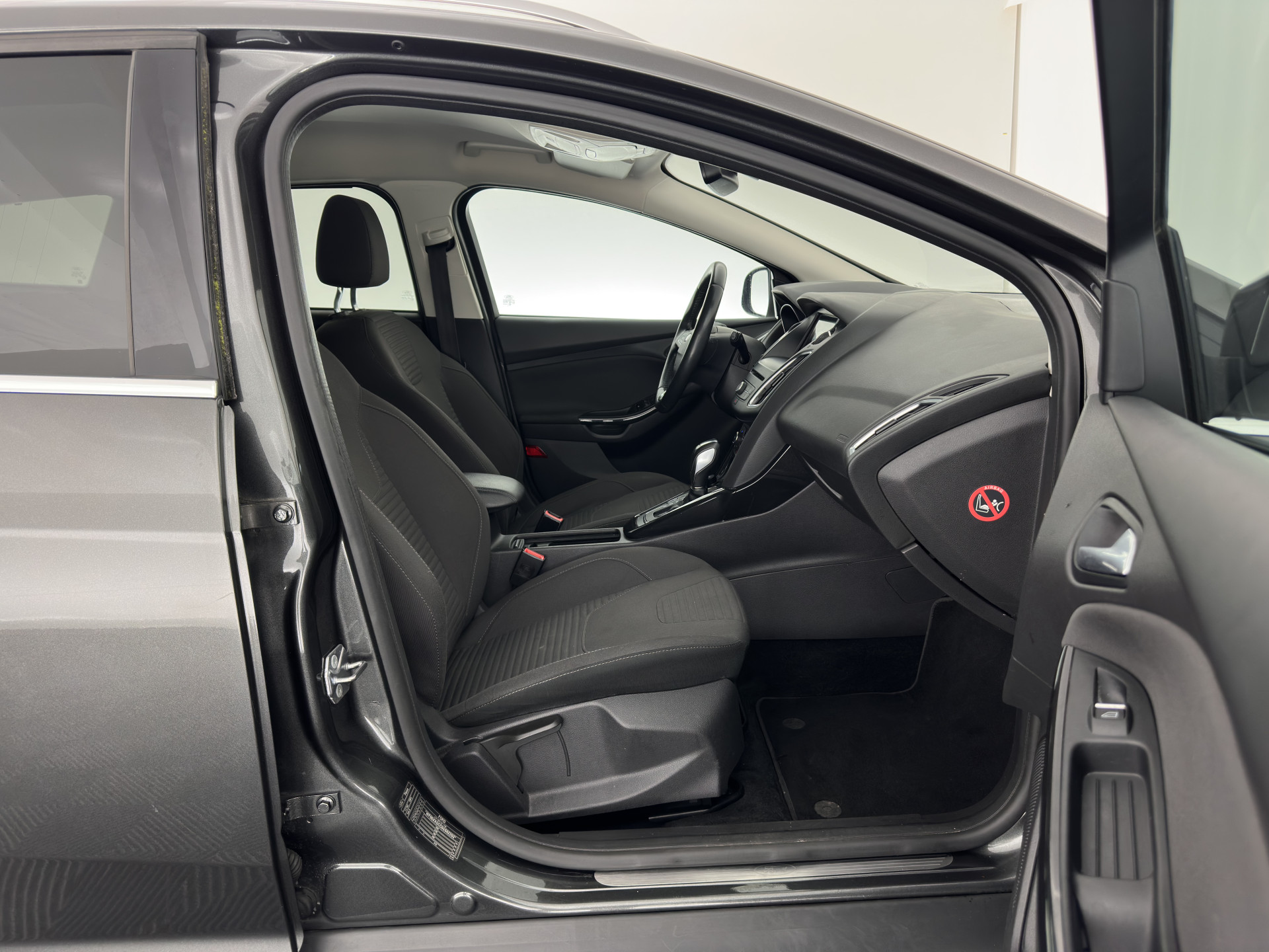 Ford Focus Wagon 1.5 TDCI Titanium Lease Edition (INCL-BTW) Aut. *NAVI-FULLMAP | HEATED-COMFORTSEATS | KEYLESS | PRIVACY-GLASS | ECC | SYNC-AUDIO | PDC | CRUISE | 16''ALU*