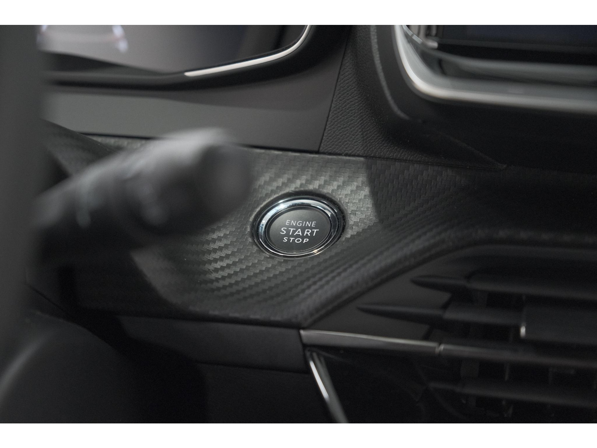 Peugeot 2008 1.2 Hybrid 145 Allure | 360 Camera | Adaptieve Cruise Control | Dodehoekdetectie | Apple Carplay