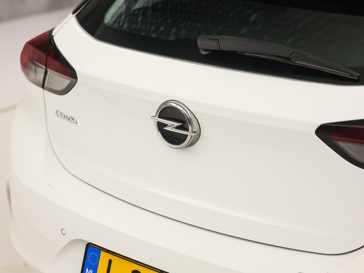 Opel Corsa 1.2 Sport Automaat (APPLE CARPLAY, GROOT NAVI, PARKEERSENSOREN, LEDER STUURWIEL, SPORTSTOELEN, LED KOPLAMPEN, LM VELGEN, CRUISE, NIEUWSTAAT)