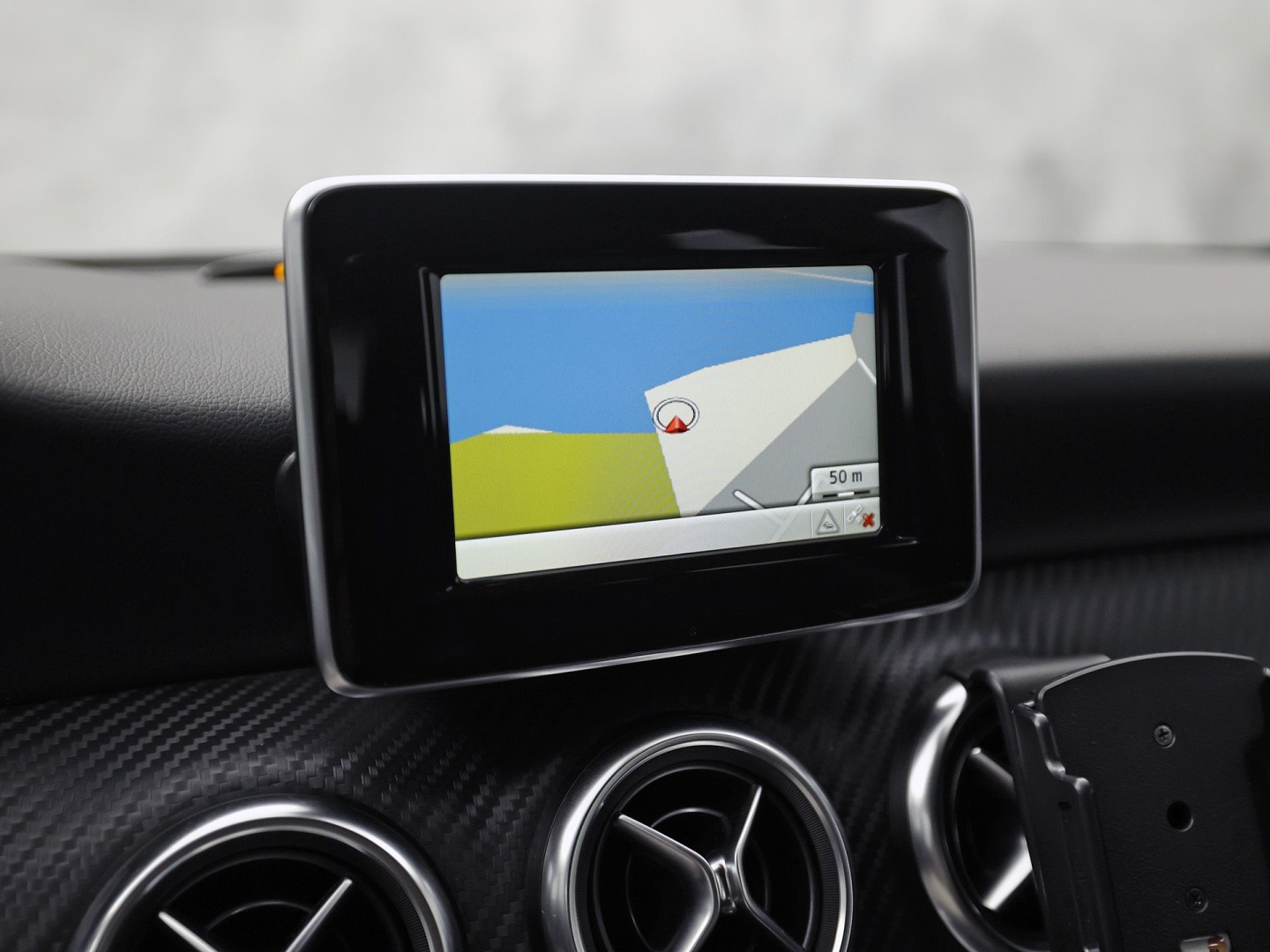 Mercedes-Benz A-Klasse 180 AMG Sport (NAVIGATIE, LEDER/ALCANTARA, DIAMOND GRILL, SPORTSTOELEN, XENON, CRUISE, NIEUWE APK, NIEUWSSTAAT)