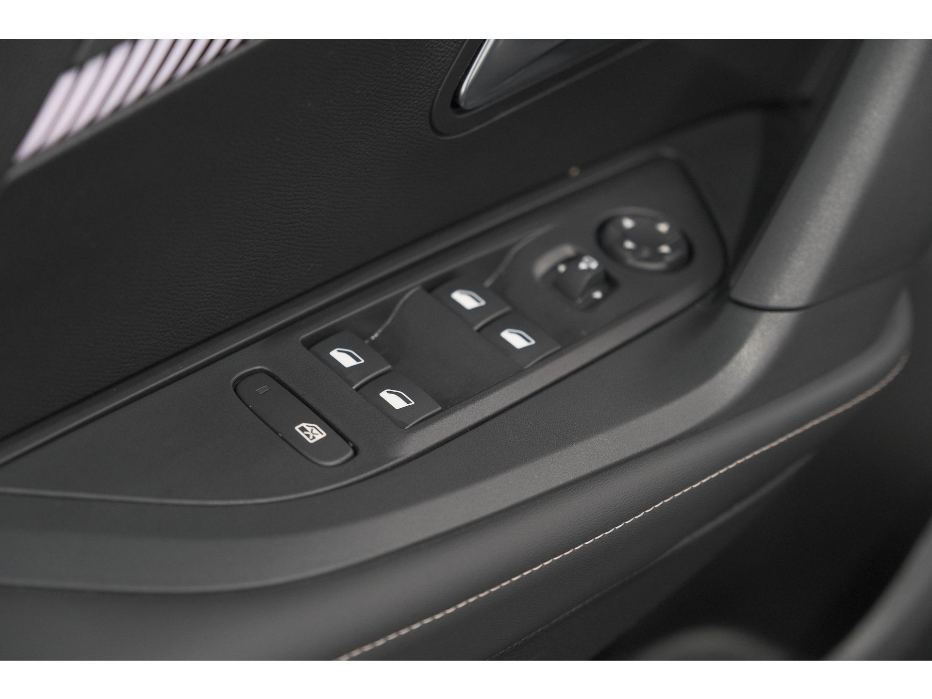 Peugeot 2008 PureTech 100 Allure | Allseason Banden | 360 Camera | Adaptieve Cruise Control | Dodehoekdetetie | Navigatie