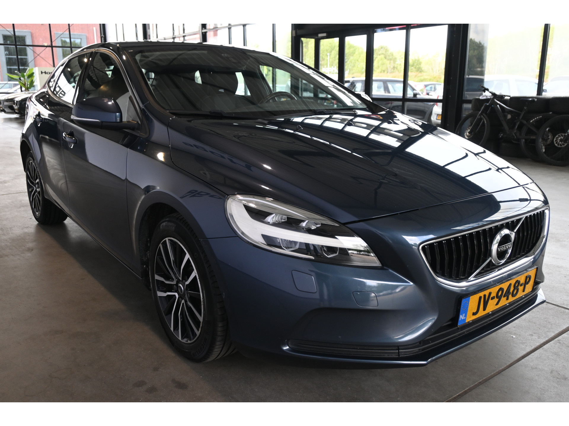 Volvo V40 2.0 T2 Momentum Nap Clima Cruise control Trekhaak Navigatie Stoelverwarming Goed onderhouden! Inruil Mogelijk!