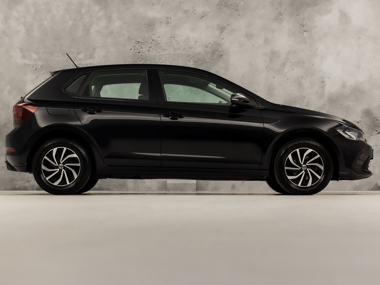 Volkswagen Polo 1.0 TSI Sport (VIRTUAL COCKPIT, 1e EIGENAAR, APPLE CARPLAY, GROOT NAVI, CLIMATE, STOELVERWARMING, SPORTSTOELEN, GETINT GLAS, LM VELGEN, CRUISE, PARKEERSENSOREN, NIEUWSTAAT)