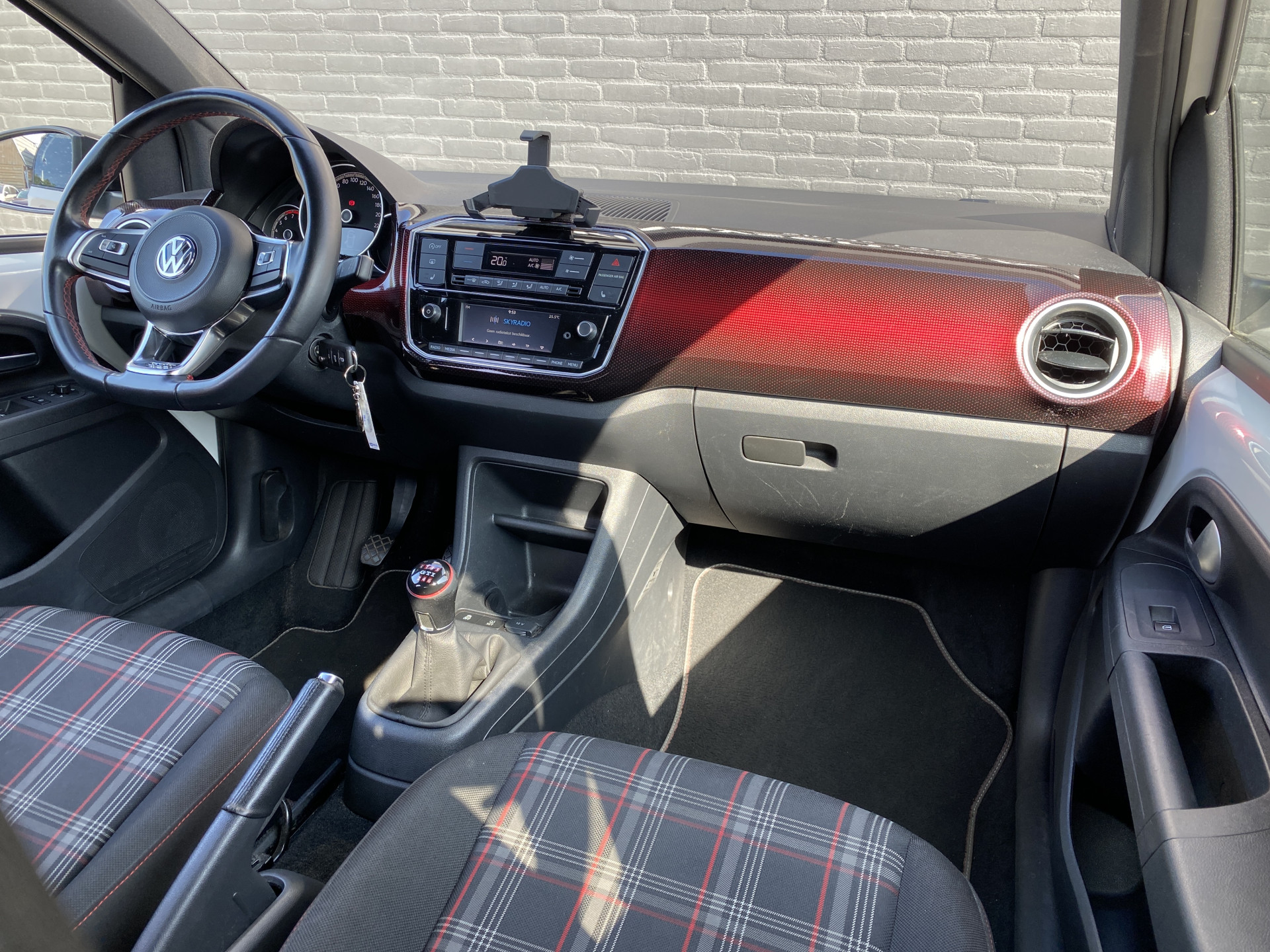Volkswagen Up! 1.0 TSI GTI 116 pk | 17 inch lichtmetaal | stoelverwarming | climate control | zwart dak-spiegels | NL auto