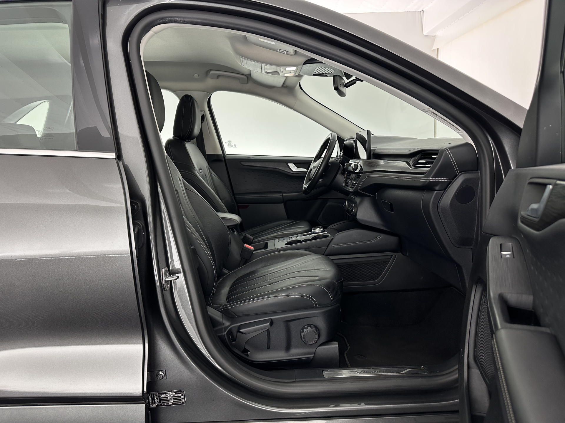 Ford Kuga 2.5 PHEV Vignale (Plug-In) (INCL-BTW) Aut. *HEAD-UP | LEATHER | DIGI-COCKPIT | FULL-LED | KEYLESS | DAB | CARPLAY | NAVI-FULLMAP | MEMORY-PACK | HEATED-COMFORTSEATS | PRIVACYGLASS | TOWBAR | 18''ALU*