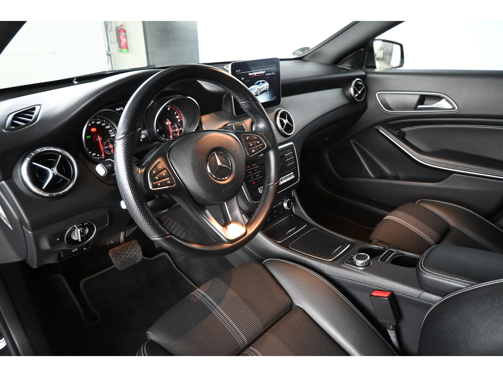 Mercedes-Benz CLA-klasse 200 Prestige AMG Automaat Clima Navigatie LED Rijklaarprijs Inruil Mogelijk!