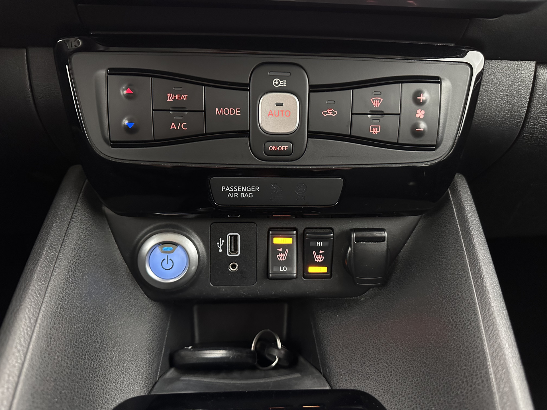 Nissan LEAF N-Connecta 40 kWh {SOH-90%} Aut. *HEATPUMP | ADAPTIVE-CRUISE | NAVI-FULLMAP | TOPVIEW | KEYLESS | BLINDSPOT |  DIGI-COCKPIT | HEATED-COMFORTSEATS | DAB | PRIVACYGLASS | ECC | PDC | CARPLAY | 17"ALU*