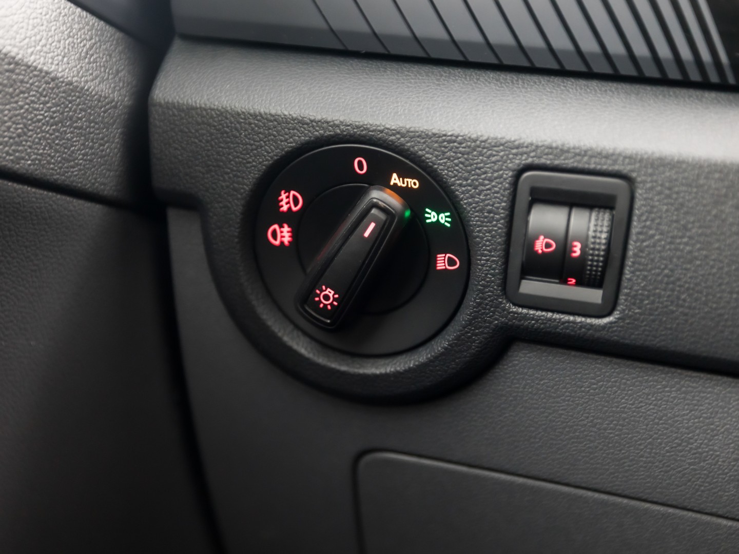 Volkswagen T-Cross 1.0 TSI Sport (APPLE CARPLAY, CAMERA, GETINT GLAS, CRUISE, LM VELGEN, SPORTSTOELEN, NIEUWSTAAT)