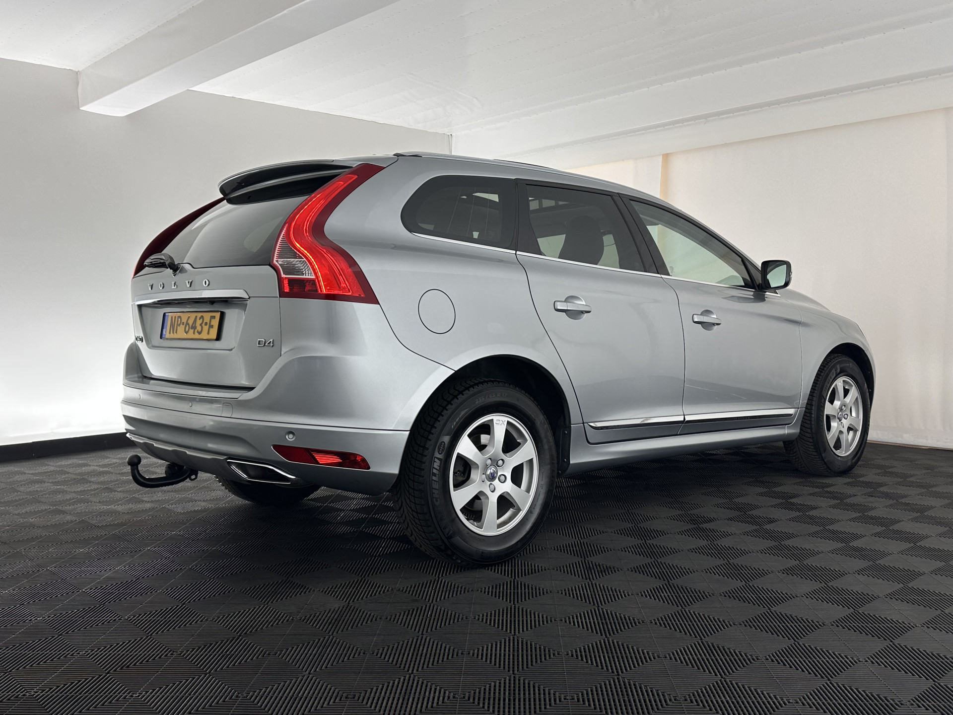 Volvo XC60 2.0 D4 FWD Polar+ Aut. *PANO | LEATHER | XENON | ADAPTIVE-CRUISE | MEMORY-PACK | BLINDSPOT | HEATED-COMFORTSEATS | NAVI-FULLMAP | CAMERA | PRIVACYGLASS | ECC | TOWBAR | PDC | LANE-ASSIST | 17''ALU*
