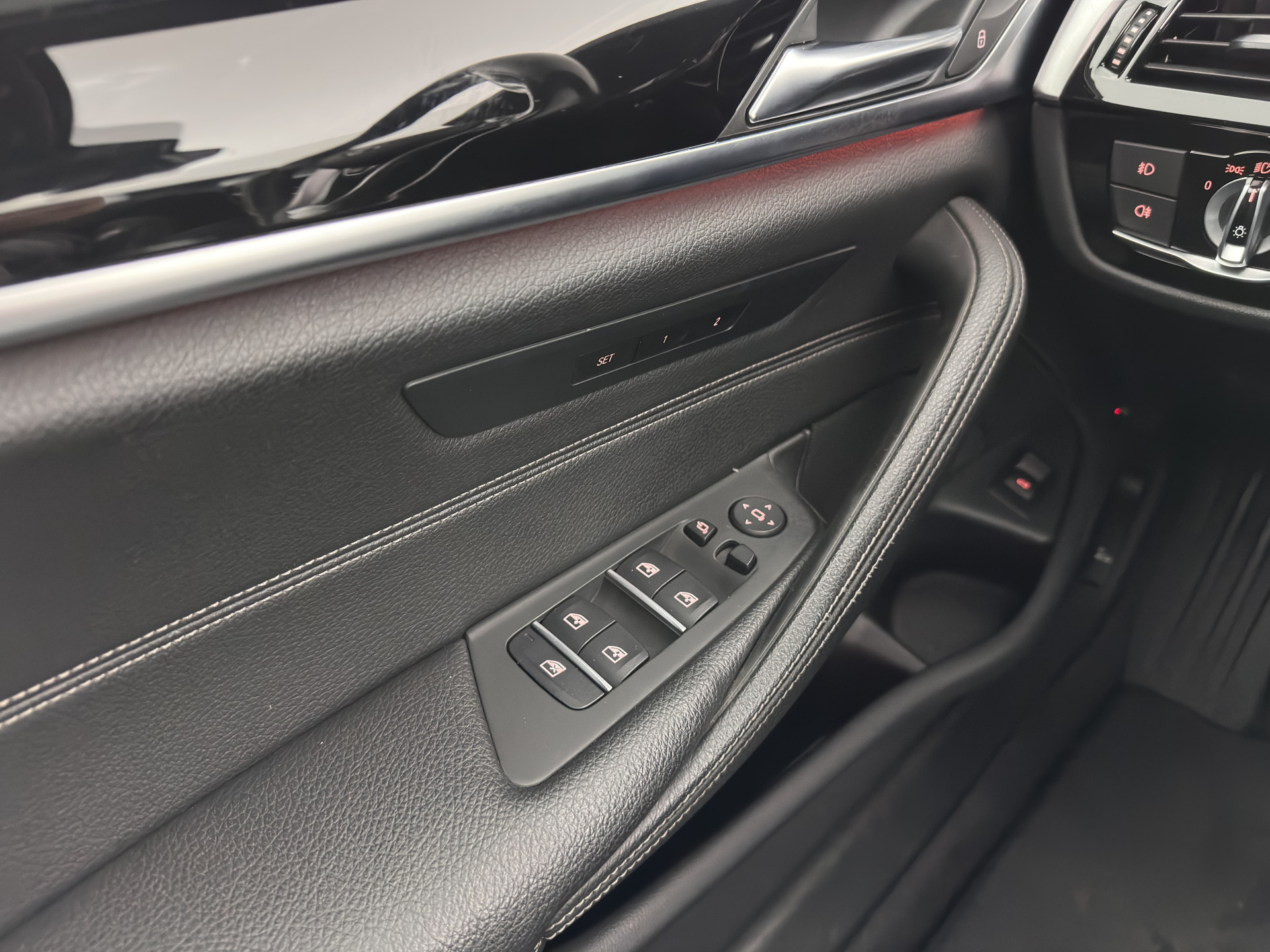 BMW 5-serie Touring 530d Sportline High Executive Aut. *PANO | LEATHER | FULL-LED | MEMORY-PACK | TOP-VIEW | HEATED-COMFORTSEATS | NAVI-FULLMAP | PRIVACY-GLASS | AMBIENT-LIGHT | ECC | CARPLAY | PDC | TOWBAR | SHIFT-PADDLES | 20"ALU*