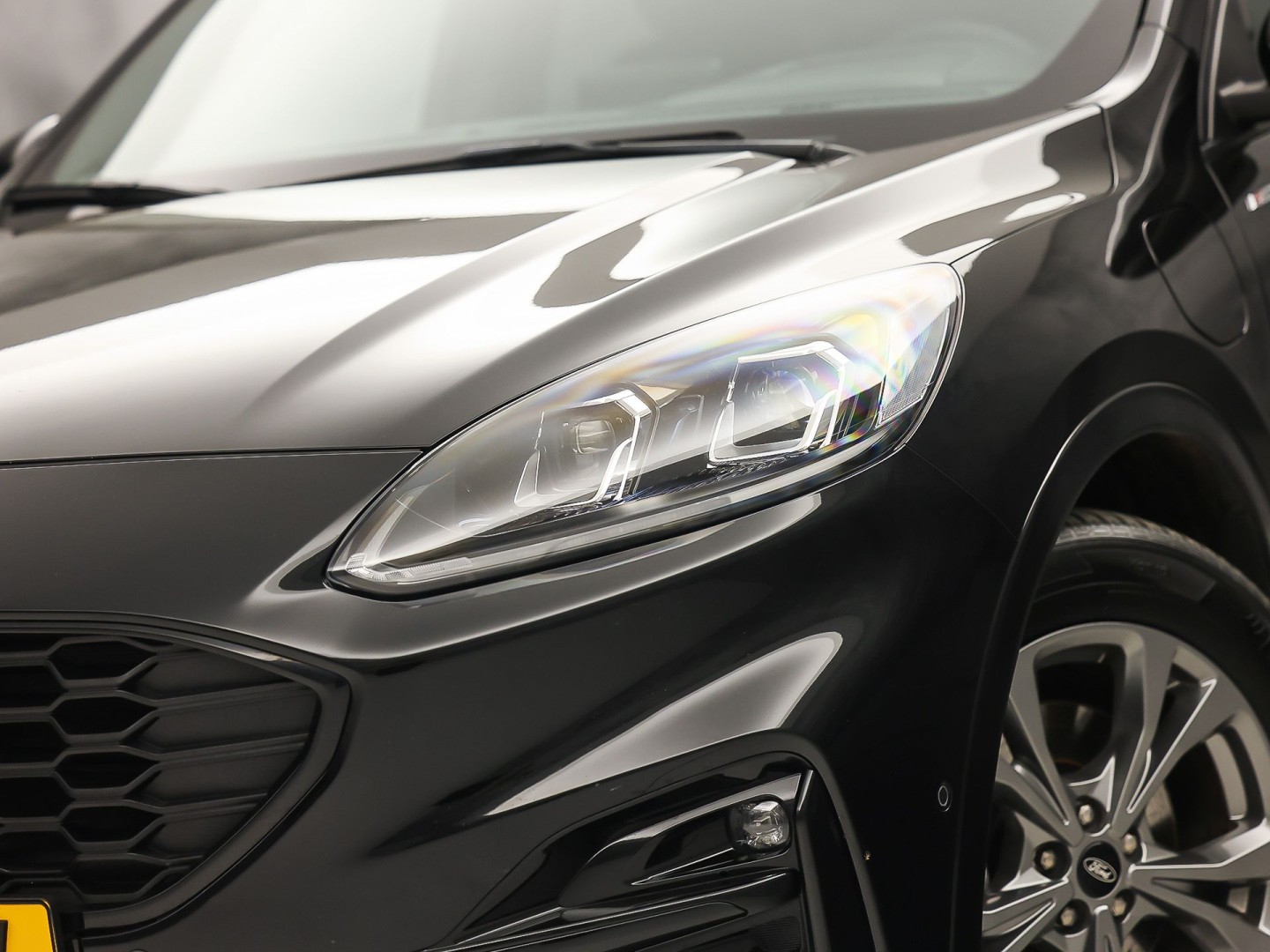 Ford Kuga 2.5 PHEV ST Line 225Pk Automaat (PANORAMADAK, SOH 87,7%, APPLE CARPLAY, LEDER/ALCANTARA, STUUR/STOELVERWARMING, CAMERA, SPORTSTOELEN, HEAD-UP DISPLAY, ADAPTIVE CRUISE, GETINT GLAS, NIEUWE APK, NIEUWSTAAT)