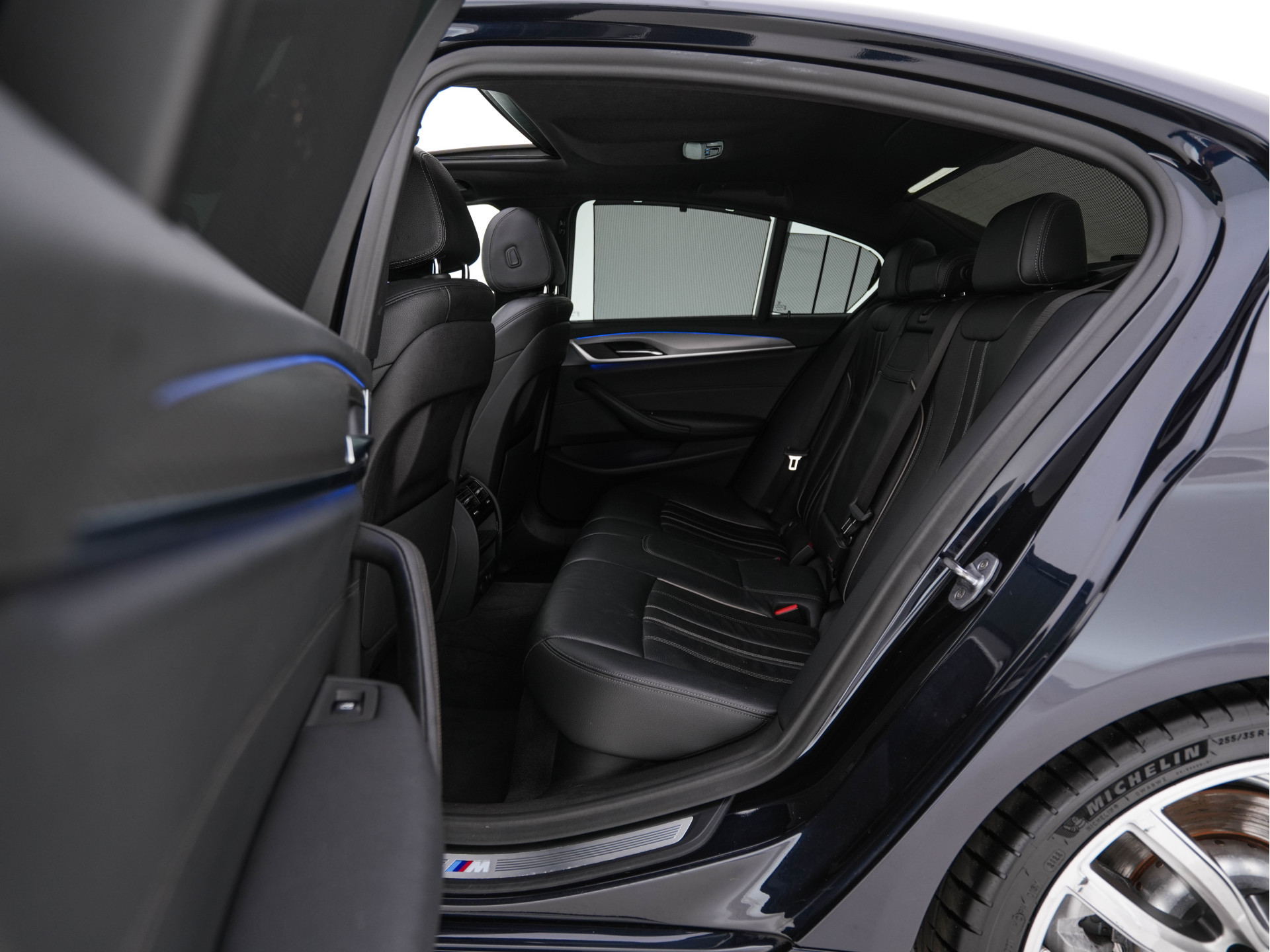 BMW 5-serie 520d xDrive M-Sport-Pack High Executive (INCL-BTW) Aut. *PANO | LUXURY-LEATHER | FULL-LED | HEAD-UP | DIGI-COCKPIT | NAVI-FULLMAP | TOP-VIEW | MEMORY-PACK | ECC | AMBIENT-LIGHT | PDC | CRUISE | SHIFT-PADDLES | TOWBAR  | 20''ALU*