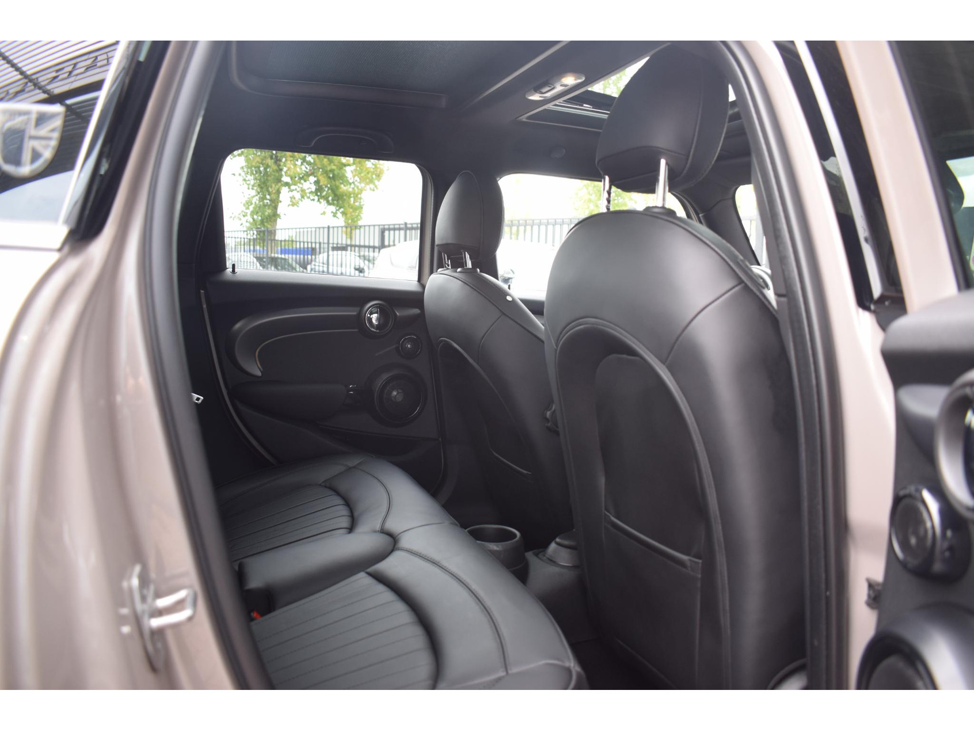 MINI 5-Deurs 2.0 Cooper S MINI Yours | Pano | Leer | H/K | HUD | Stuur-en Stoelverwarming