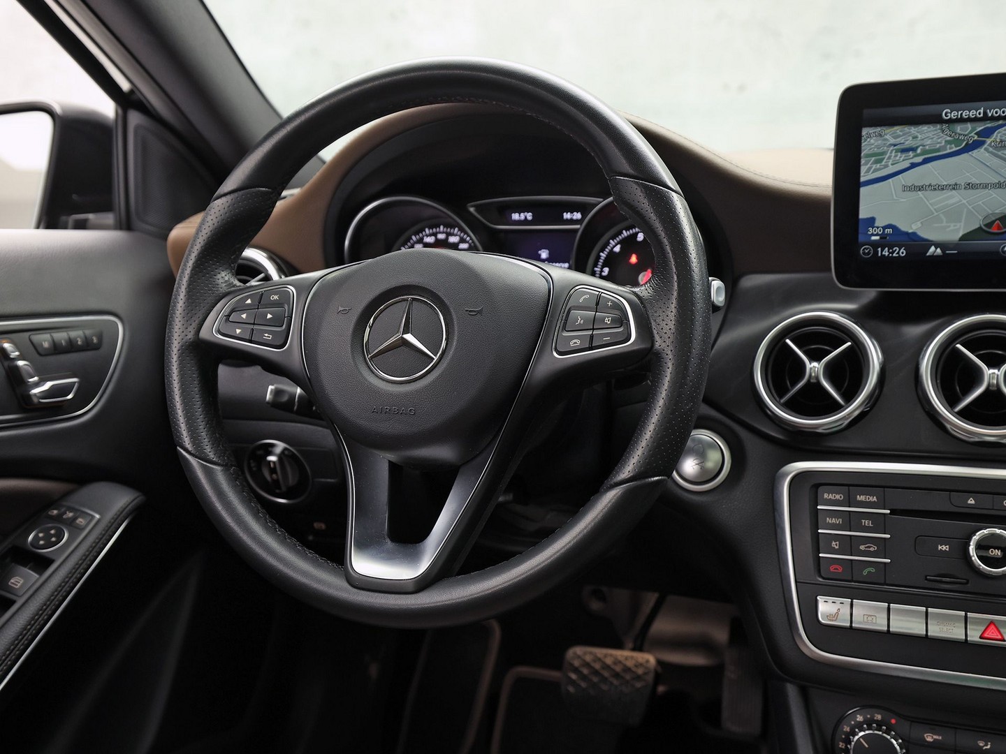 Mercedes-Benz GLA-klasse 250 4Matic Premium AMG Sport 211Pk Automaat (PANORAMADAK, MEMORY SEATS, GROOT NAVI, CAMERA, TREKHAAK, SPORTSTOELEN, GETINT GLAS, BRUIN LEDER, STOELVERWARMING, NIEUWSTAAT)