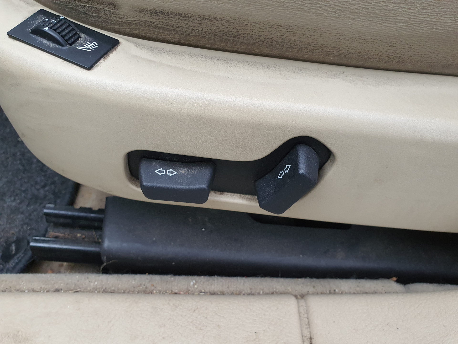 Peugeot 607 2.7 HDiF Executive Ivoire-Pack Aut. *PANO | XENON | NAPPA-FULL-LEATHER | NAVI-FULLMAP | CRUISE | MEMORY-PACK | HEATD-COMFORTSEATS | TOWBAR | HEATED-SEATS | 17"ALU*