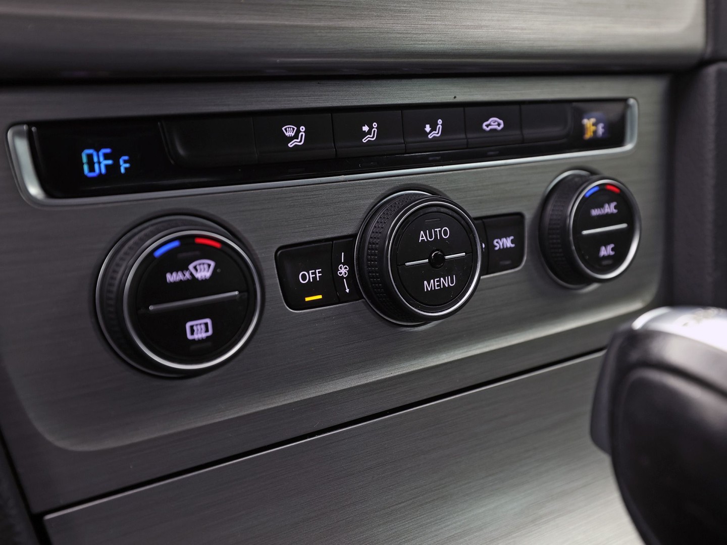Volkswagen Golf 1.0 TSI Sportline Automaat (APPLE CARPLAY, NAVIGATIE, CAMERA, CLIMATE, SPORTSTOELEN, GETINT GLAS, LM VELGEN, CRUISE, NIEUWSTAAT)