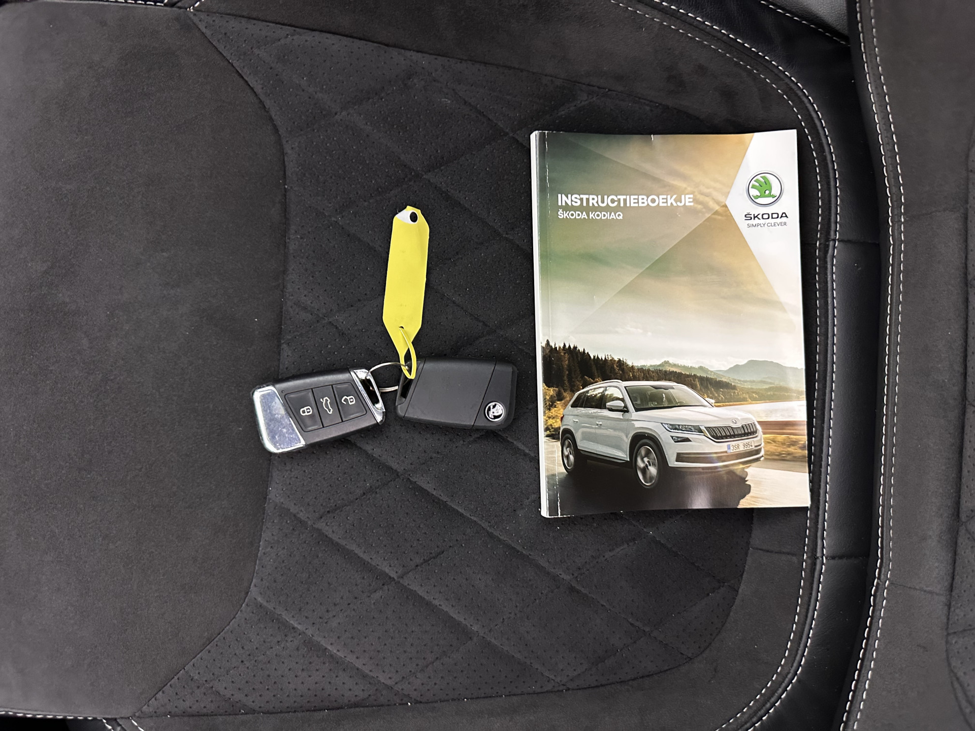 ŠKODA Kodiaq 1.5 TSI Sportline Business (INCL-BTW) Aut. *PANO | LEATHER-MICROFIBRE | FULL-LED | MEMORY-PACK | DIGI-COCKPIT | NAVI-FULLMAP | CAMERA | DAB+ | AMBIENT-LIGHT | KEYLESS | DAB+ | CARPLAY | PRIVACY-GLASS | 20"ALU*