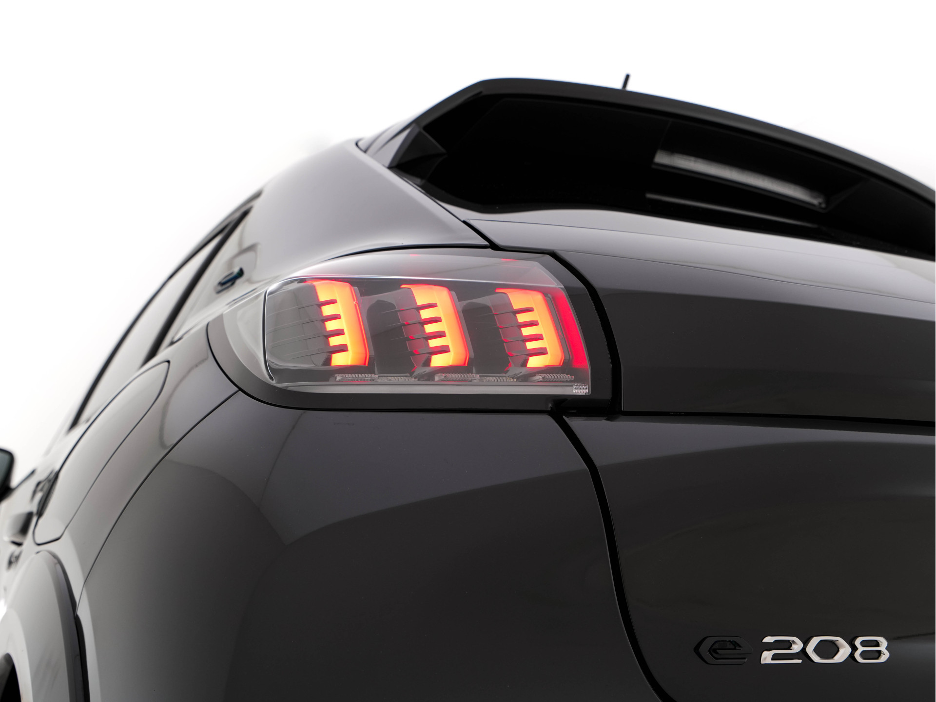 Peugeot e-208 EV GT-Line 350 50 kWh [ 3-Fase ] {SOH-90%} (INCL-BTW) *FULL-LED | DIGI-COCKPIT | BLINDSPOT | CAMERA | LEATHER-ALCANTARA | NAVI-FULLMAP | LANE-ASSIST | KEYLESS | DAB | CCS-FASTLOADER | HEATED-SPORTSEATS | AMBIENT-LIGHT | 17"ALU*