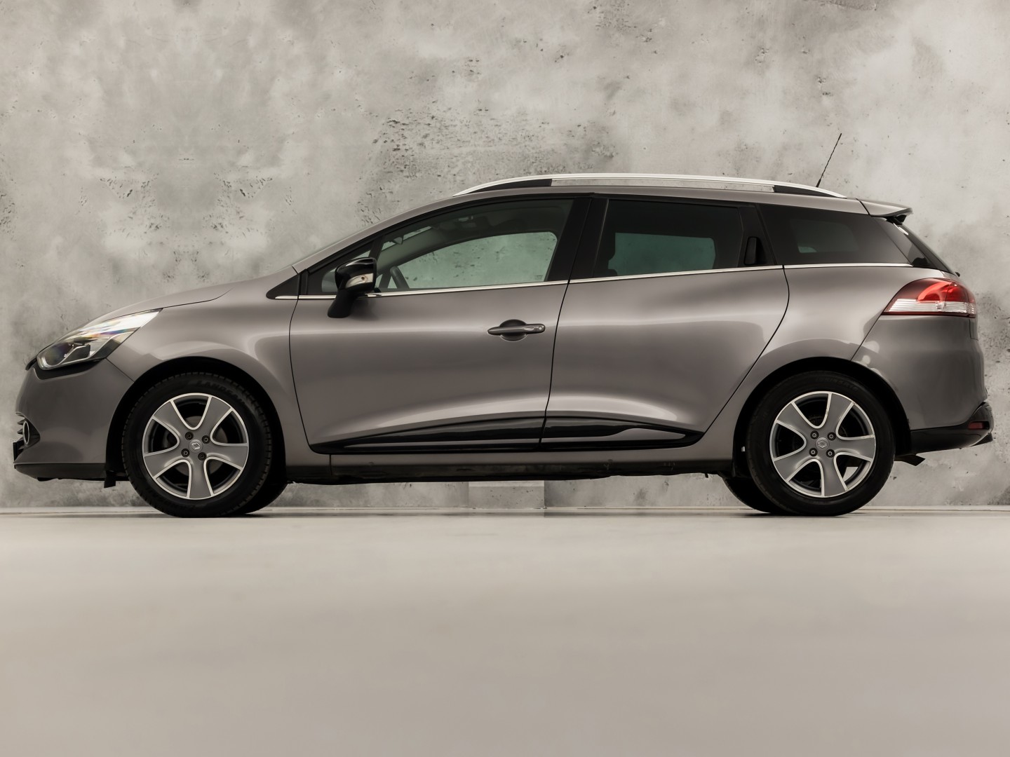 Renault Clio Estate 0.9 TCe Dynamic Sport (NAVIGATIE, LM VELGEN, GETINT GLAS, SPORTSTOELEN, CRUISE, PARKEERSENSOREN, NIEUWE APK, NIEUWSTAAT)