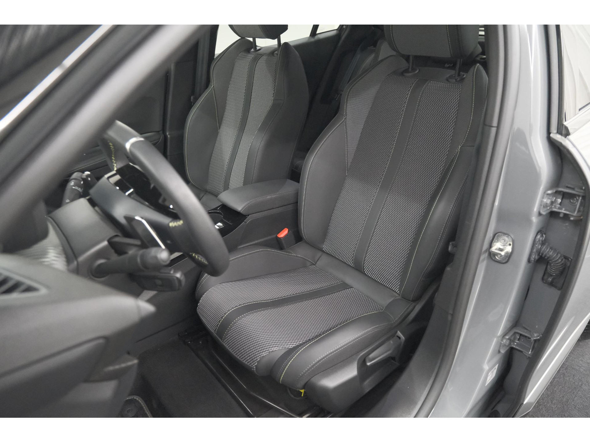 Peugeot 2008 1.2 Hybrid 136 GT | 360 Camera | Adaptieve Cruise Control | Navigatie | Dodehoekdetectie