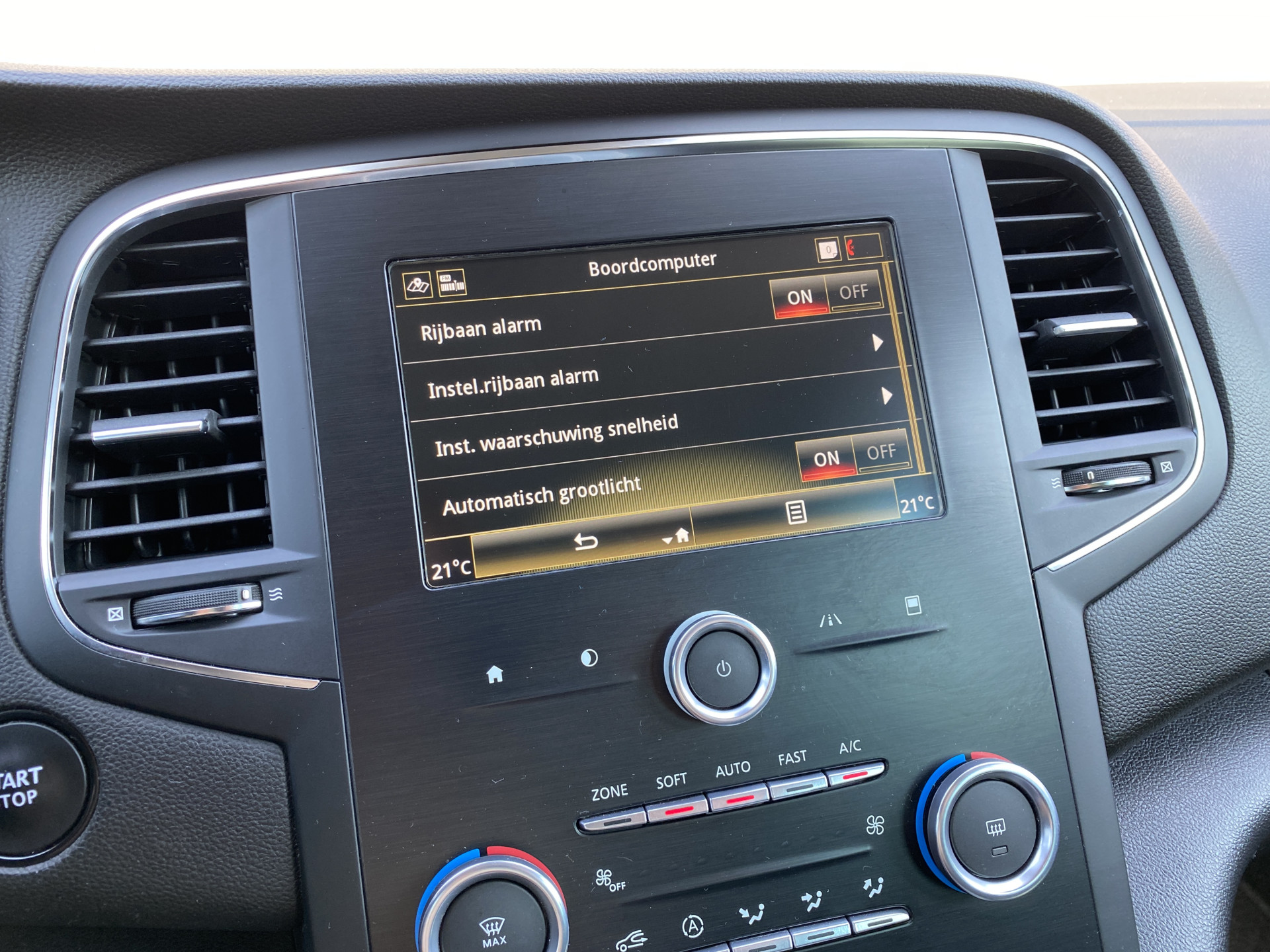 Renault Mégane Estate 1.3 TCe Bose 160 pk AUT. | navigatie | cruise control | trekhaak | bose audio | keyless | privacy glas