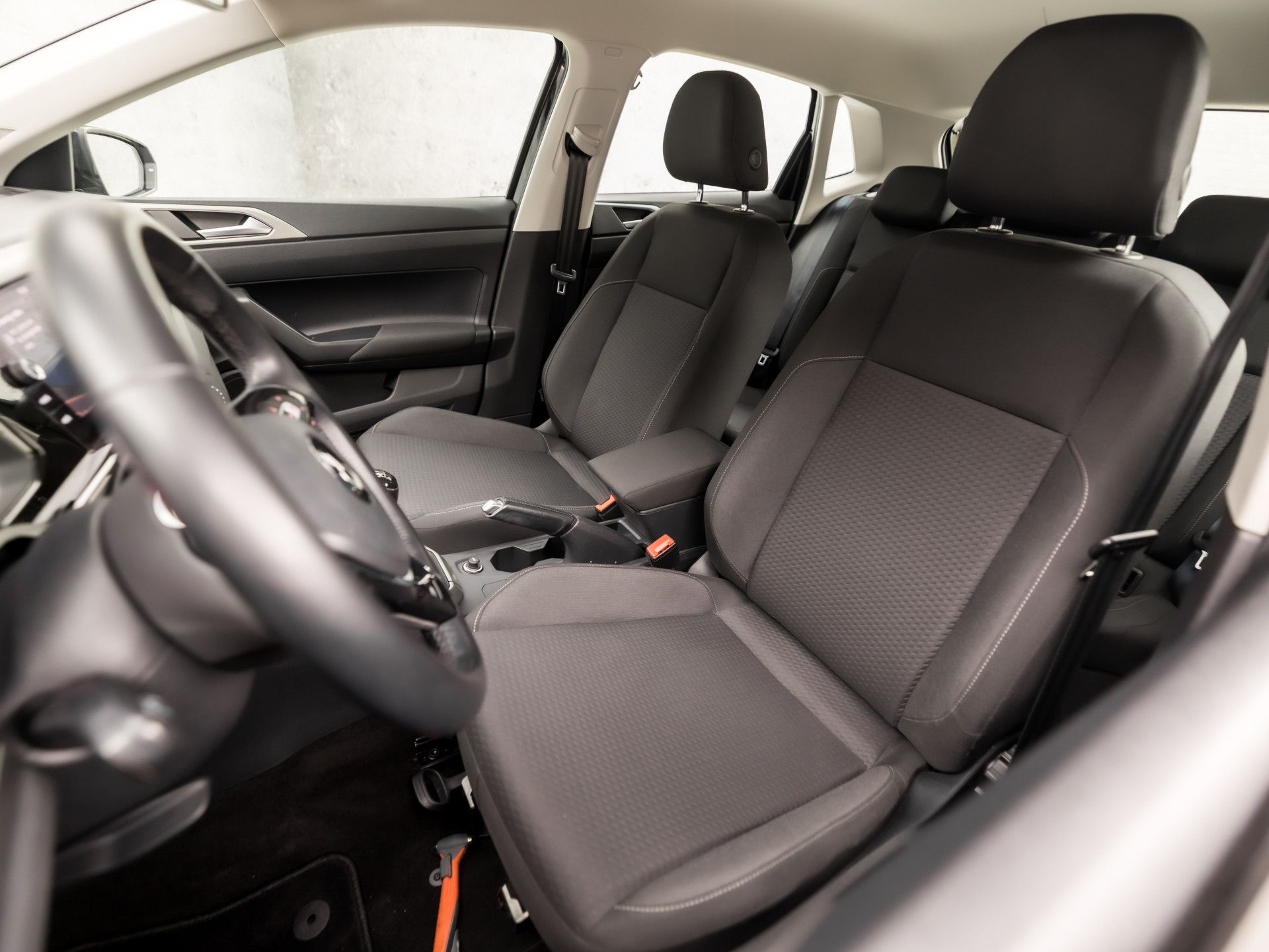 Volkswagen Polo 1.0 TSI Sportline (APPLE CARPLAY, GROOT NAVI, CLIMATE, CAMERA, SPORTSTOELEN, LM VELGEN, ADAPTIVE CRUISE, MODE KNOP, PARKEER ASSISTENT, PARKEERSENSOREN, NIEUWSTAAT)