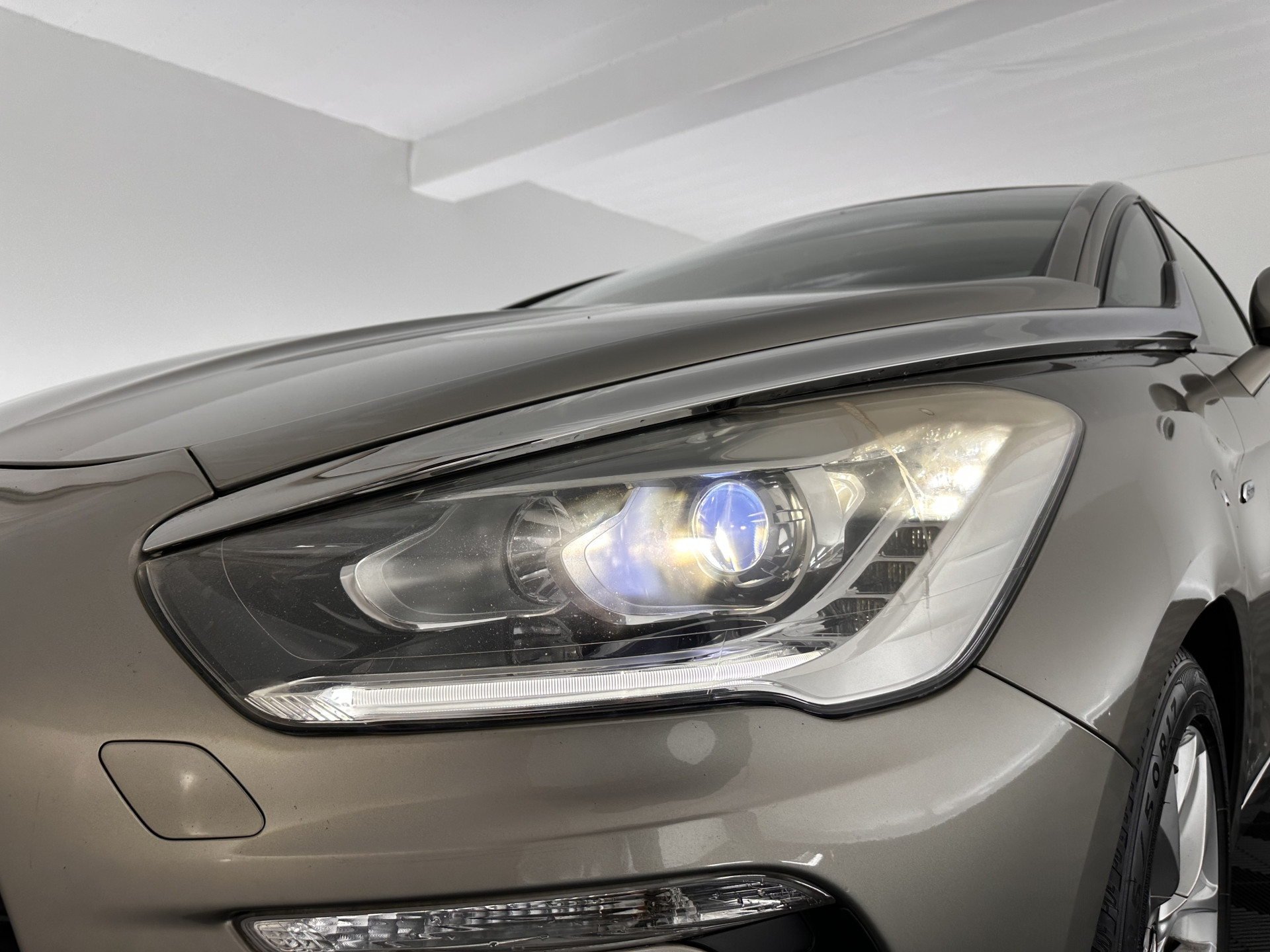 Citroën DS5 2.0 Hybrid4 Business Executive AWD Aut. *PANO | XENON | LEATHER | MEMORY-PACK | NAVI-FULLMAP | KEYLESS | CAMERA | HEAD-UP | MASSAGE | CRUISE | SPORT-SEATS | TOWBAR | 17"ALU*