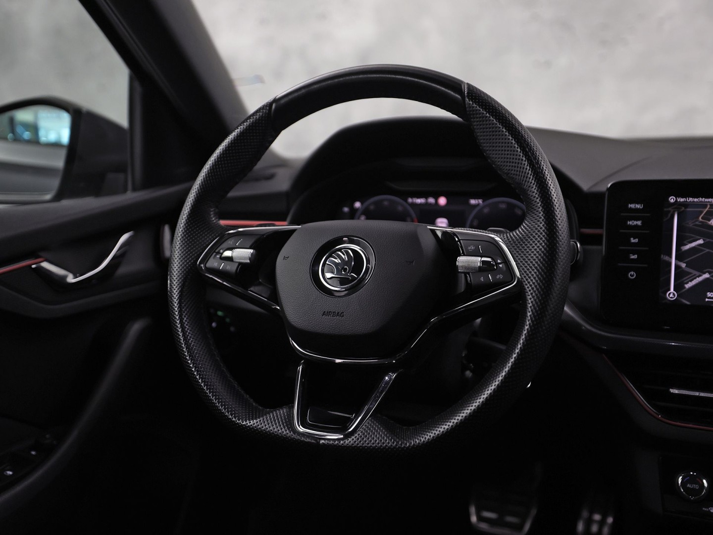 Škoda Kamiq 1.0 TSI Sport Automaat (KUIPSTOELEN, VIRTUAL COCKPIT, APPLE CARPLAY, GROOT NAVI, STOELVERWARMING, ADAPTIVE CRUISE, GETINT GLAS, ZWART HEMEL, NIEUWSTAAT)