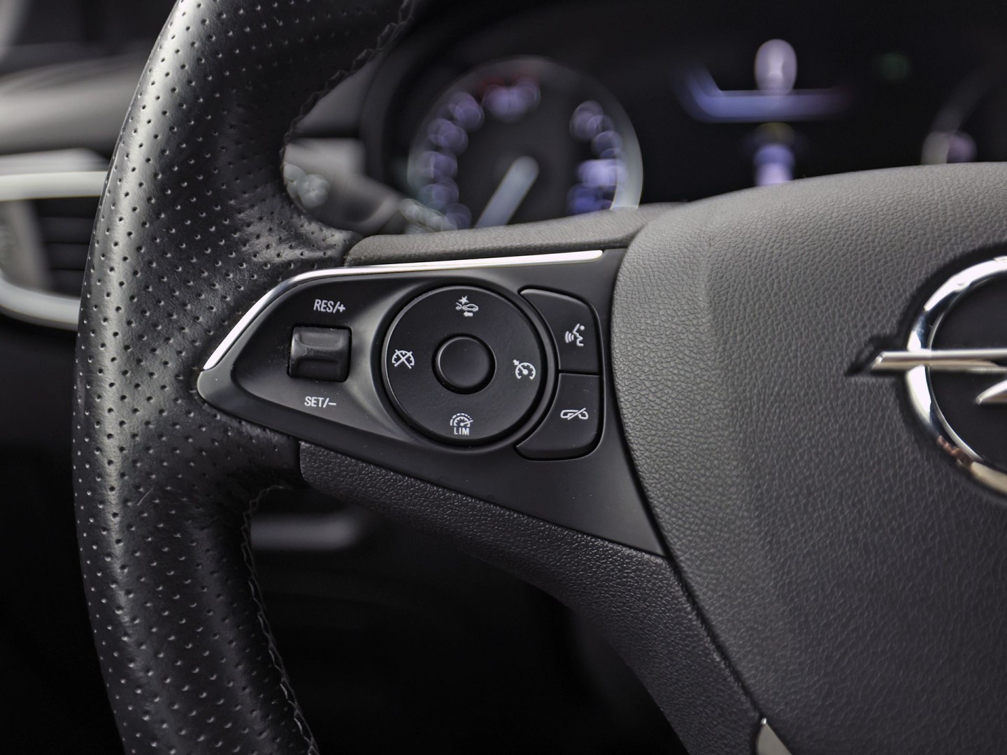 Opel Astra Sports Tourer 1.2 Launch Sport (VIRTUAL COCKPIT, APPLE CARPLAY, GROOT NAVI, CAMERA, STUUR/STOELVERWARMING, SPORTSTOELEN, GETINT GLAS, ADAPTIVE CRUISE, ZWART HEMEL, NIEUWSTAAT)
