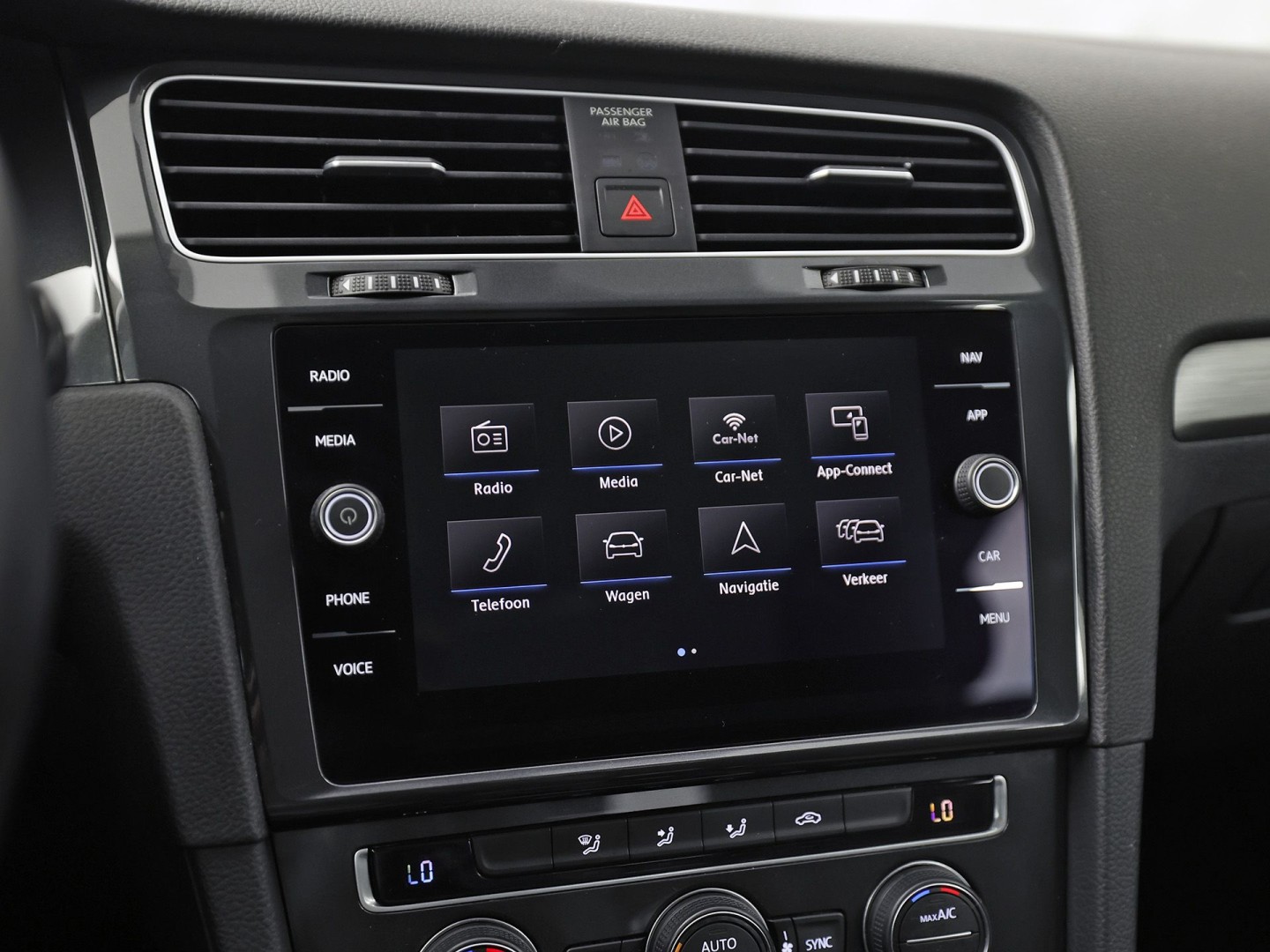 Volkswagen Golf 1.0 TSI Sportline (APPLE CARPLAY, NAP, GROOT NAVI, CLIMATE, PARKEERSENSOREN, SPORTSTOELEN, LM VELGEN, ADAPTIVE CRUISE, NIEUWSTAAT)