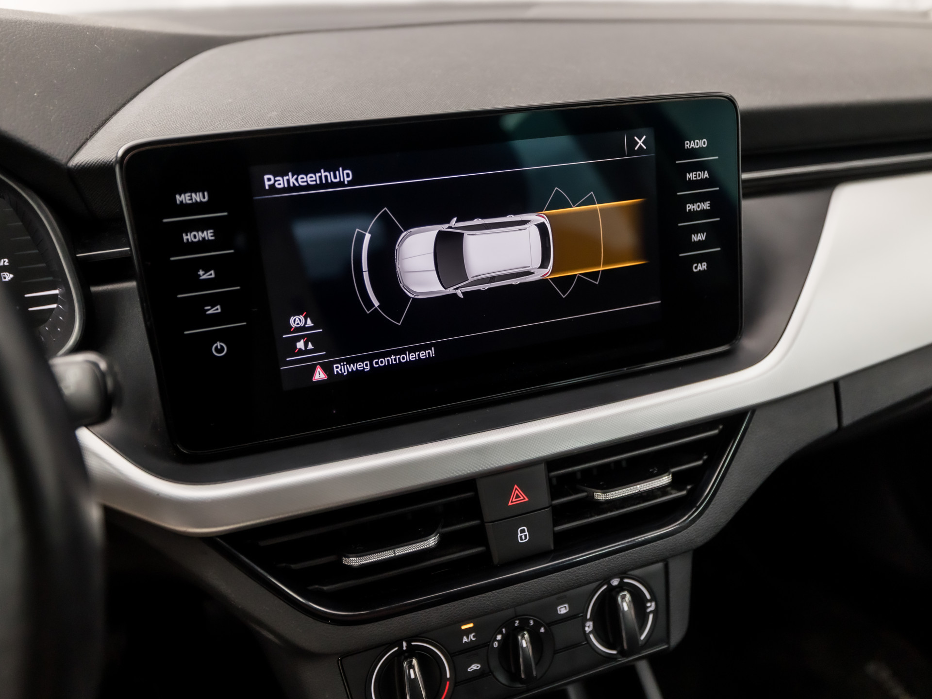 Škoda Kamiq 1.0 TSI Sport (VIRTUAL COCKPIT, APPLE CARPLAY, GROOT NAVI, TREKHAAK, PARKEERSENSOREN, SPORTSTOELEN, GETINT GLAS, CRUISE, NIEUWE APK, NIEUWSTAAT)