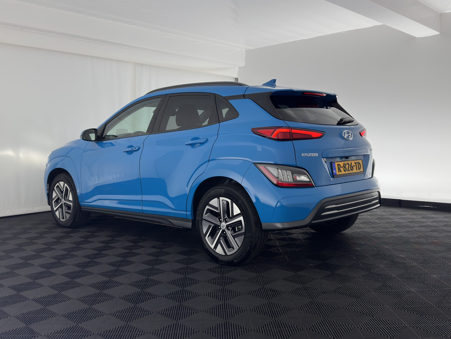 Hyundai Kona EV Fashion 39 kWh [ 3-Fase ] {SOH-100%} (INCL-BTW) Aut.*HEATPUMP | HEAD-UP | NAVI-FULLMAP | DIGI-COCKPIT | FULL-LED | KRELL-AUDIO | LANE-ASSIST | KEYLESS | CAMERA | SHIFT-PADDLES | DAB | ADAPTIVE-CRUISE | COMFORT-SEATS | 17"ALU*