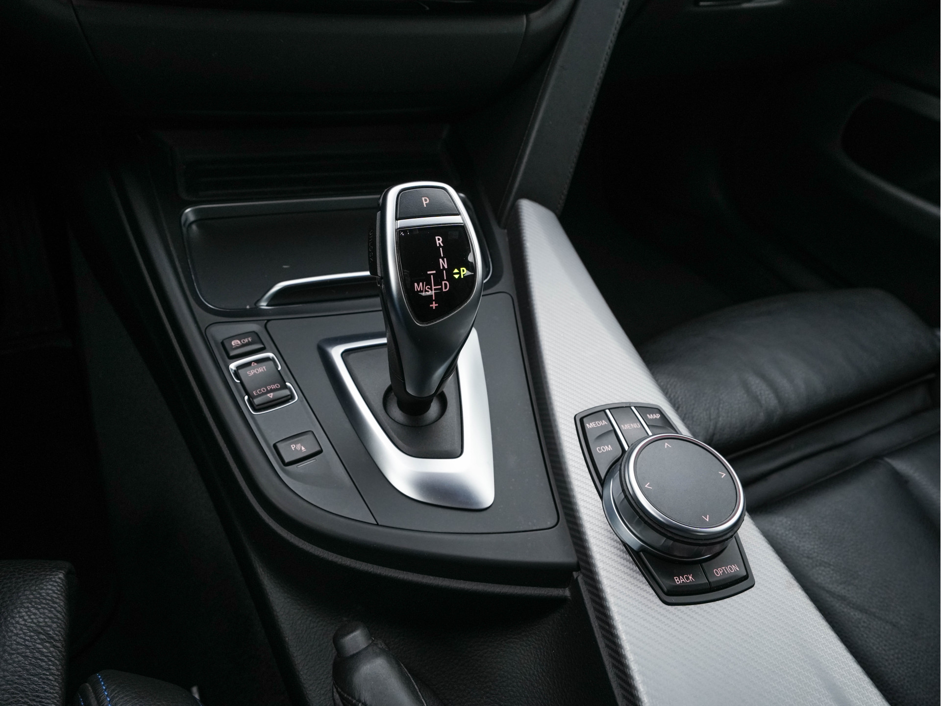 BMW 4-serie Gran Coupé 420i M-Sportpack High Executive Edition (INCL-BTW) Aut. *LEATHER | FULL-LED | DIGI-COCKPIT | HIFI-SOUND | HEATED-SPORTSEATS | DAB+ | CAMERA | SHIFTPADDLES | PRIVACYGLASS | HEAD-UP | TOWBAR | KEYLESS | CARBON-INLAY | 19''ALU*