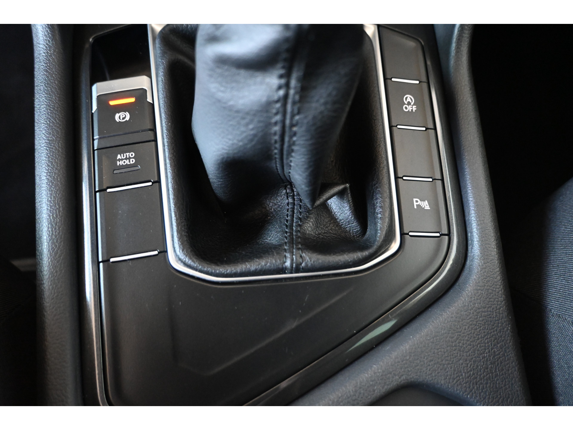 Volkswagen Tiguan 1.4 TSI Highline R-Line Clima Navigatie Carplay 1e Eigenaar Trekhaak Rijklaarprijs! Inruil Mogelijk!