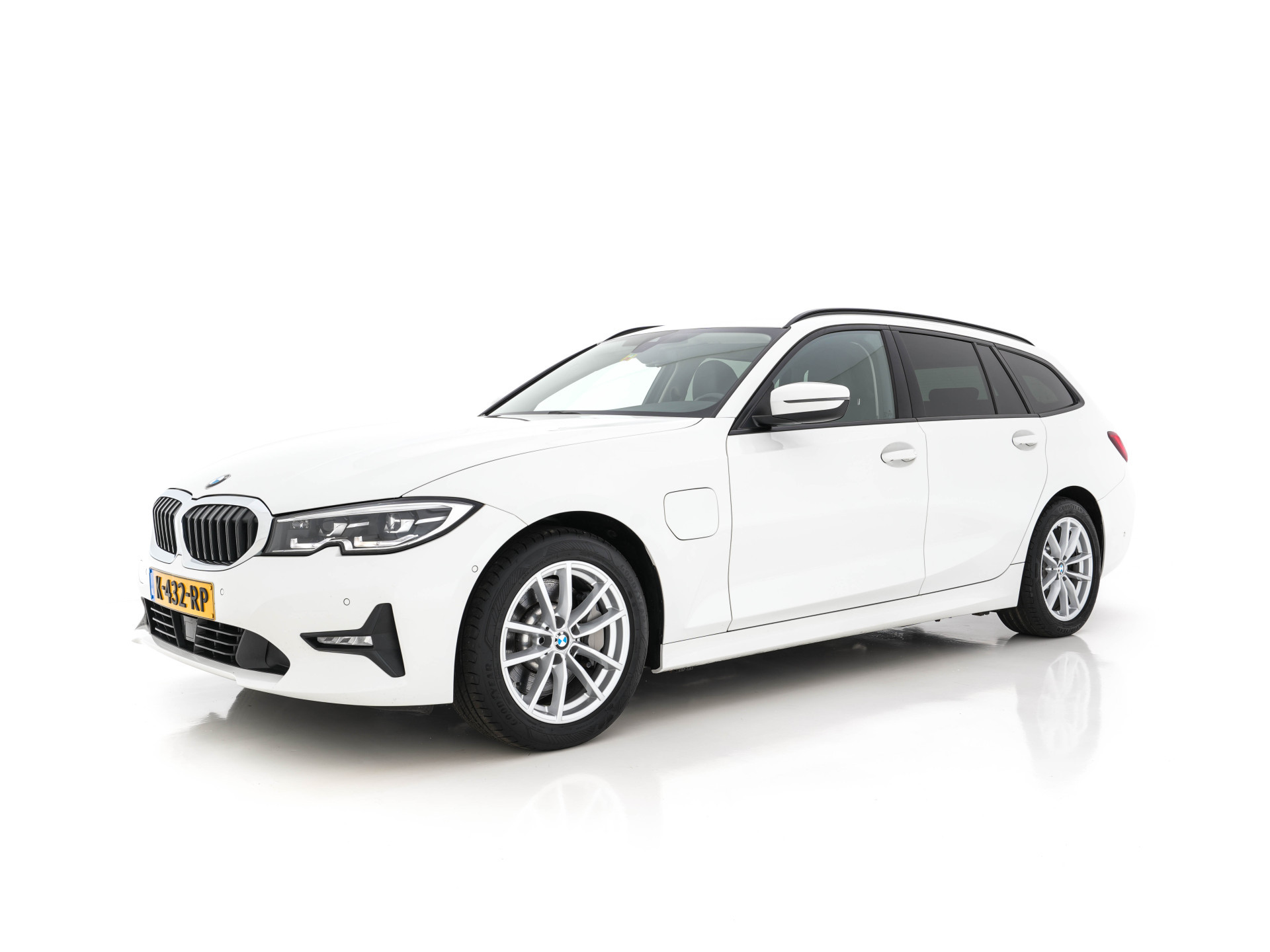 BMW 3-serie Touring 330e Plug-In (INCL-BTW) *LUXURY-LEATHER | NAVI-FULLMAP |  DIGI-COCKPIT | FULL-LED | DAB | ECC | PDC | ADAPTIVE-CRUISE | HEATED-SPORSEATS | KEYLESS | PRIVACY-GLASS | KEYLESS | CARPLAY | TOWBAR | 17"ALU*