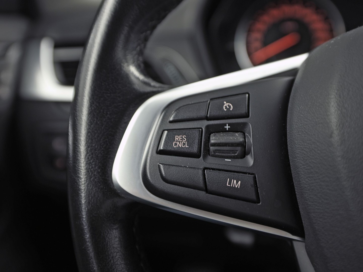BMW X1 sDrive20i Executive 192Pk Automaat (NAVIGATIE, CLIMATE, TREKHAAK, SPORTSTOELEN, GETINT GLAS, PARKEERSENSOREN, NIEUWSTAAT)