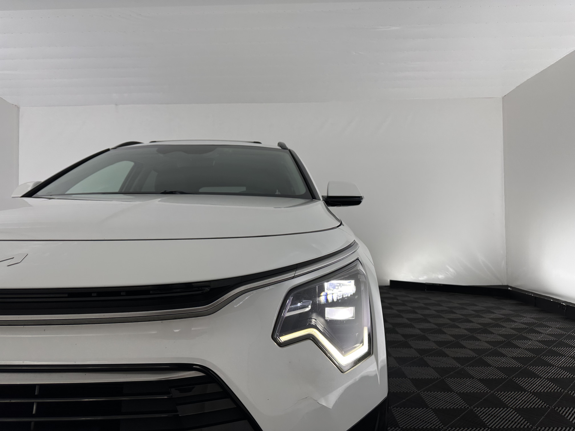 Kia Niro 1.6 GDi Hybrid Dynamic Plus Line (INCL-BTW) Aut. *PANO | HEAD-UP | LEATHER | DIGI-COCKPIT | NAVI-FULLMAP | DAB | ADAPTIVE-CRUISE | CAMERA | HEATED-COMFORTSEATS | KEYLESS | PRIVACYGLASS | SHIFTPADDLES | CARPLAY | TOWBAR | 16"