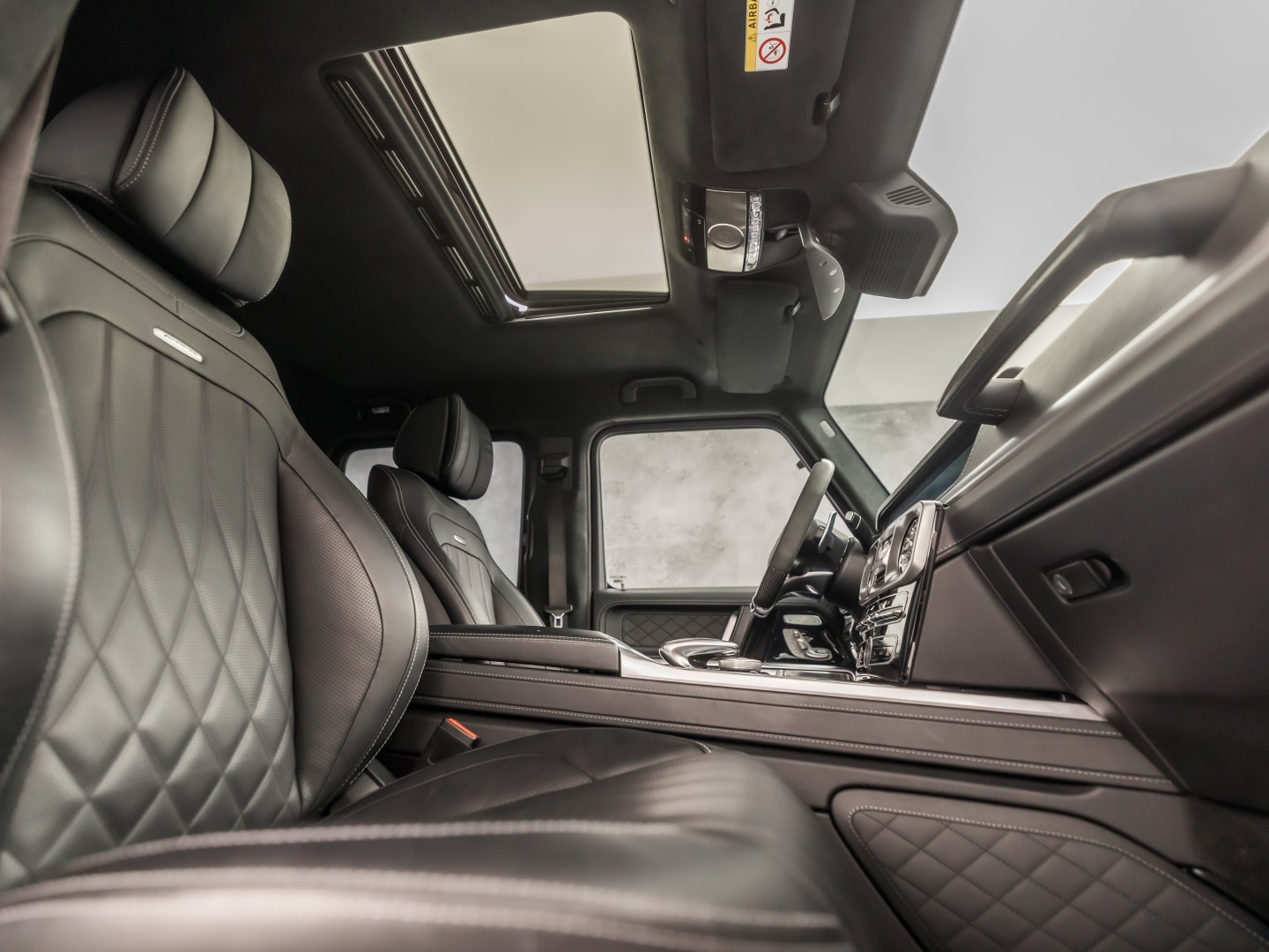 Mercedes-Benz G-Klasse 63 AMG 585Pk (SCHUIFDAK, CARBON PACK, ALCANTARA HEMEL, APPLE CARPLAY, BURMESTER, MASSAGE, STOELKOELING/VERWARMING, ADAPTIVE CRUISE, 360 CAMERA, SFEERVERLICHTING, TREKHAAK, NIEUWSTAAT)