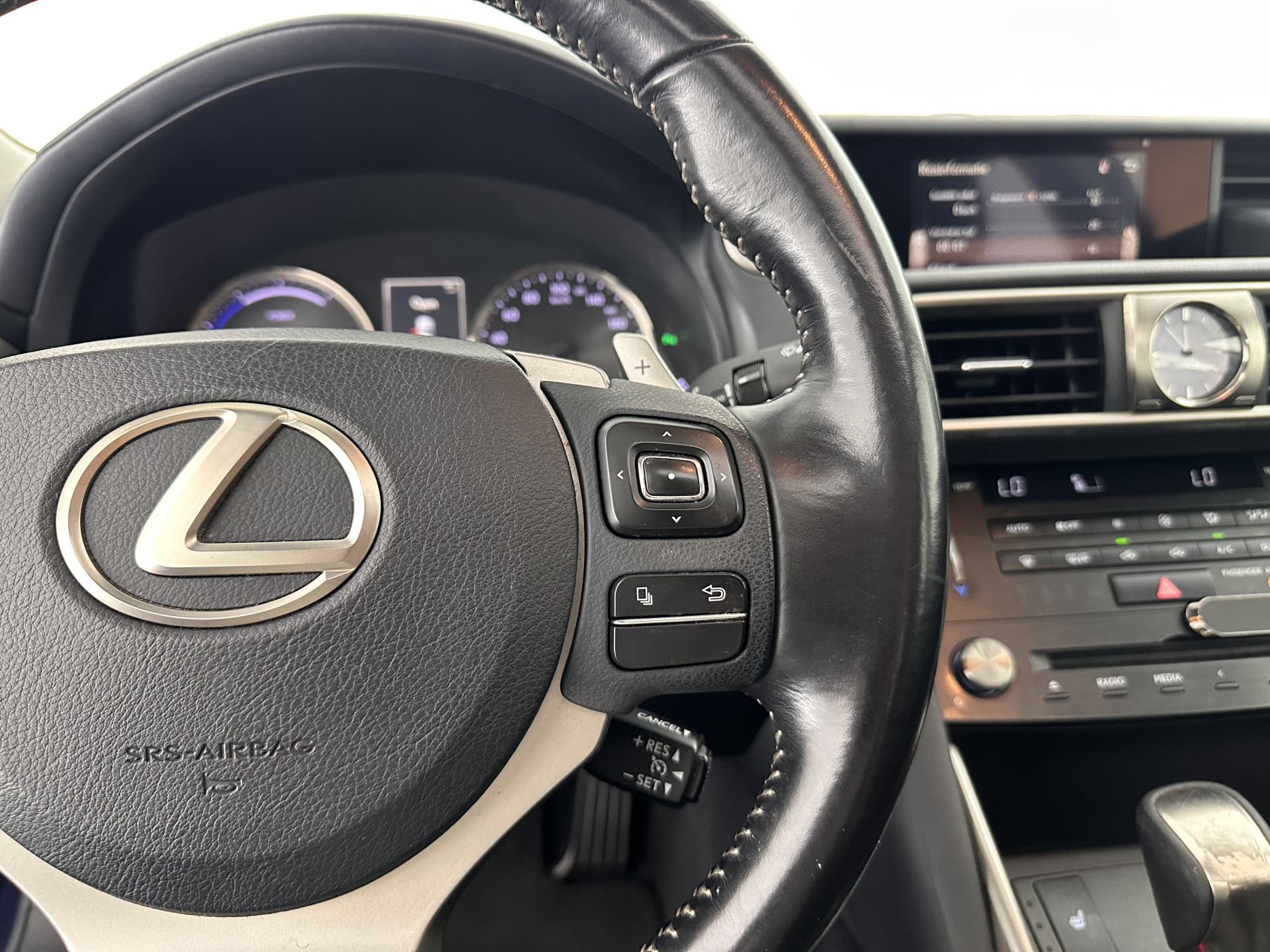 Lexus IS 300h Hybrid Business Line Aut. *PANO | LEATHER-MICROFIBRE | FULL-LED | NAVI-FULLMAP | HEATED-COMFORTSEATS | CAMERA | ECC | SHIFT-PADDLES | PDC | CRUISE | 17''ALU*