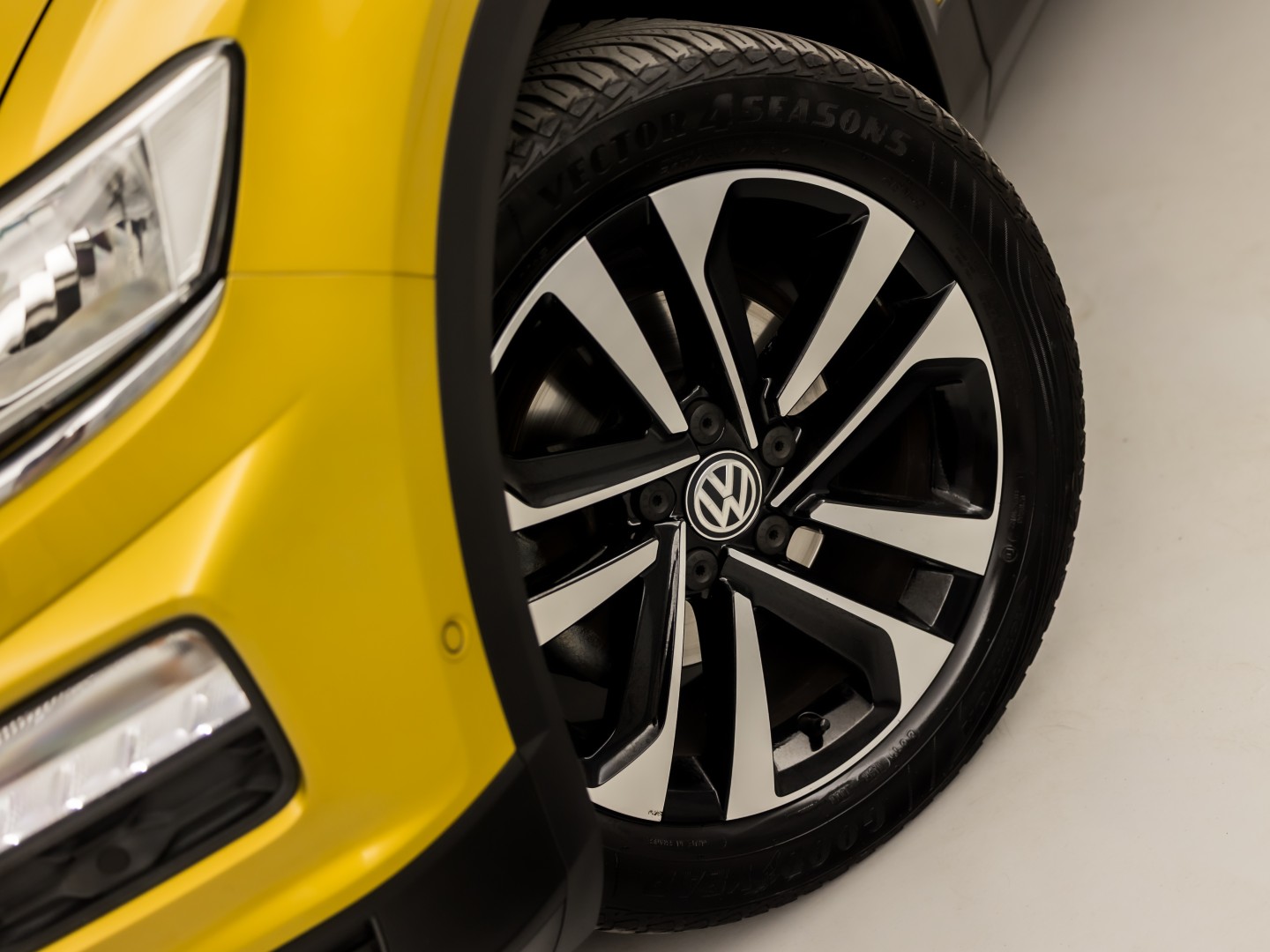 Volkswagen T-Roc 1.0 TSI Sport (APPLE CARPLAY, GROOT NAVI, STOELVERWARMING, GETINT GLAS, SPORTSTOELEN, ADAPTIVE CRUISE, PARKEERSENSOREN, NIEUWSTAAT)