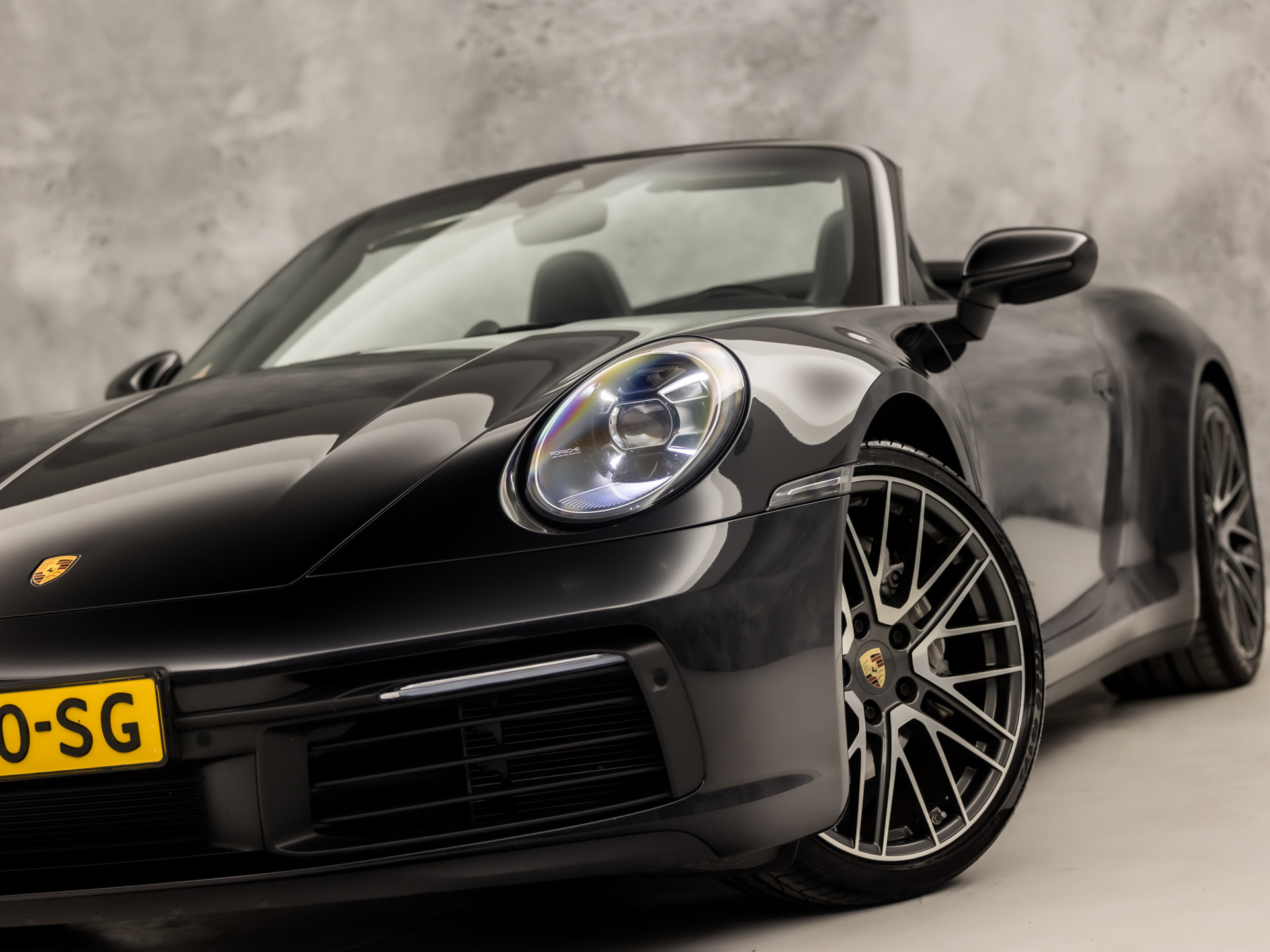 Porsche 911 Cabrio 3.0 Carrera 385Pk (SPORT CHRONO PAKKET, SPORTUITLAAT, BOSE AUDIO, LED MATRIX, APPLE CARPLAY, CAMERA, SFEERVERLICHTING, STOELVERWARMING, NIEUWSTAAT)