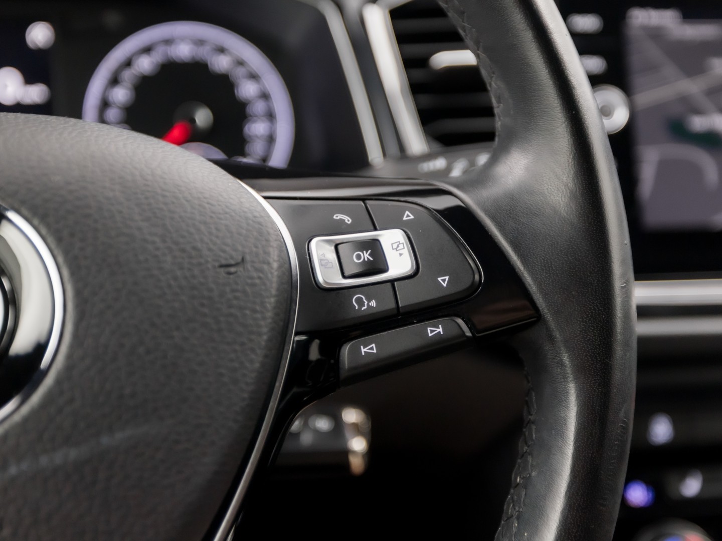 Volkswagen T-Roc 1.5 TSI Sport 150Pk (APPLE CARPLAY, GROOT NAVI, CLIMATE, STOELVERWARMING, ZWART HEMEL, LED KOPLAMPEN, SPORTSTOELEN, GETINT GLAS, ELEK ACHTERKLEP, ADAPTIVE CRUISE, NIEUWSTAAT)