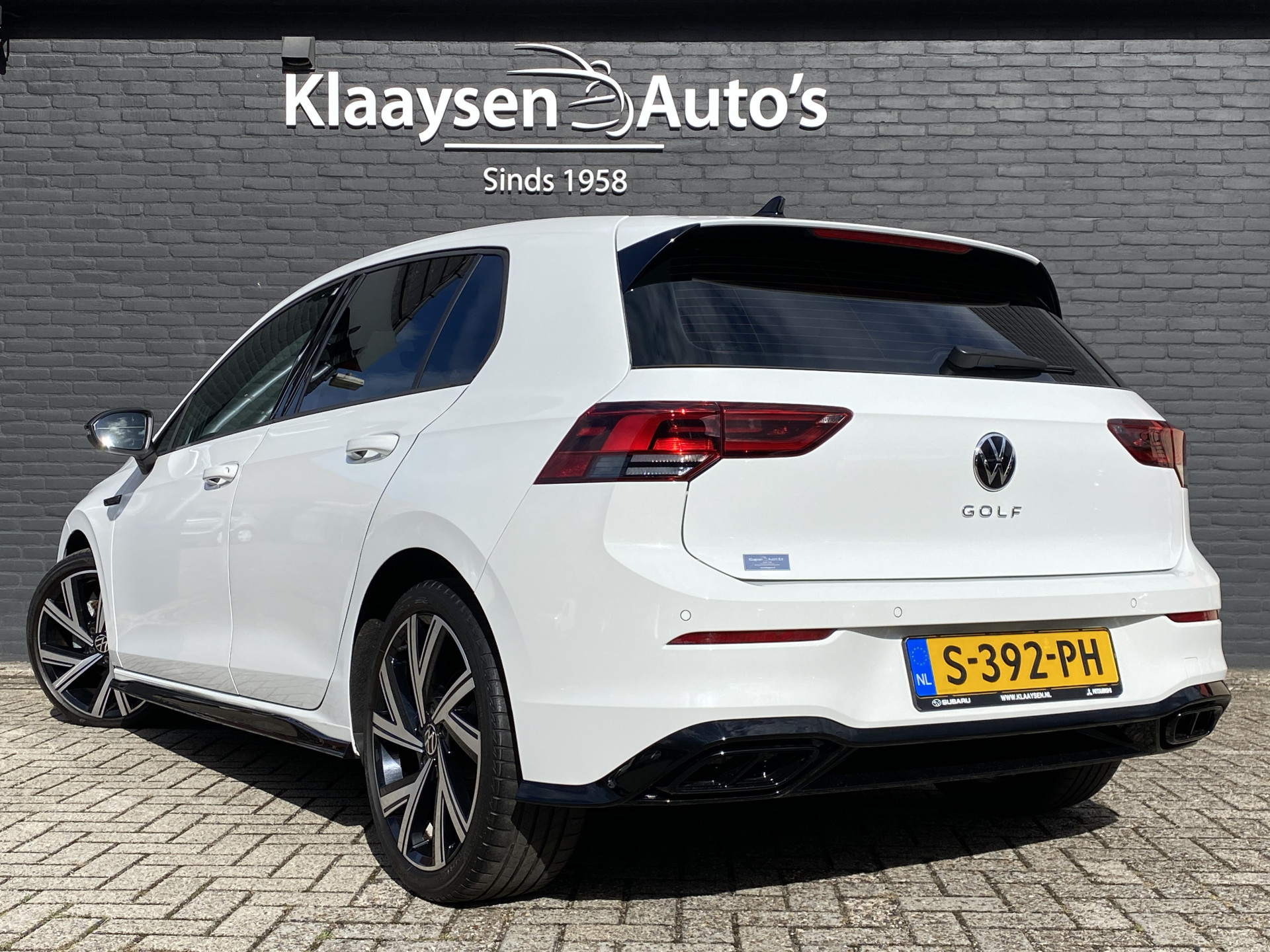 Volkswagen Golf 1.5 eTSI R-Line 150 pk Business+ | 1e eigenaar | navigatie | IQ light | camera | sfeerverlichting | stoel-stuurverw.