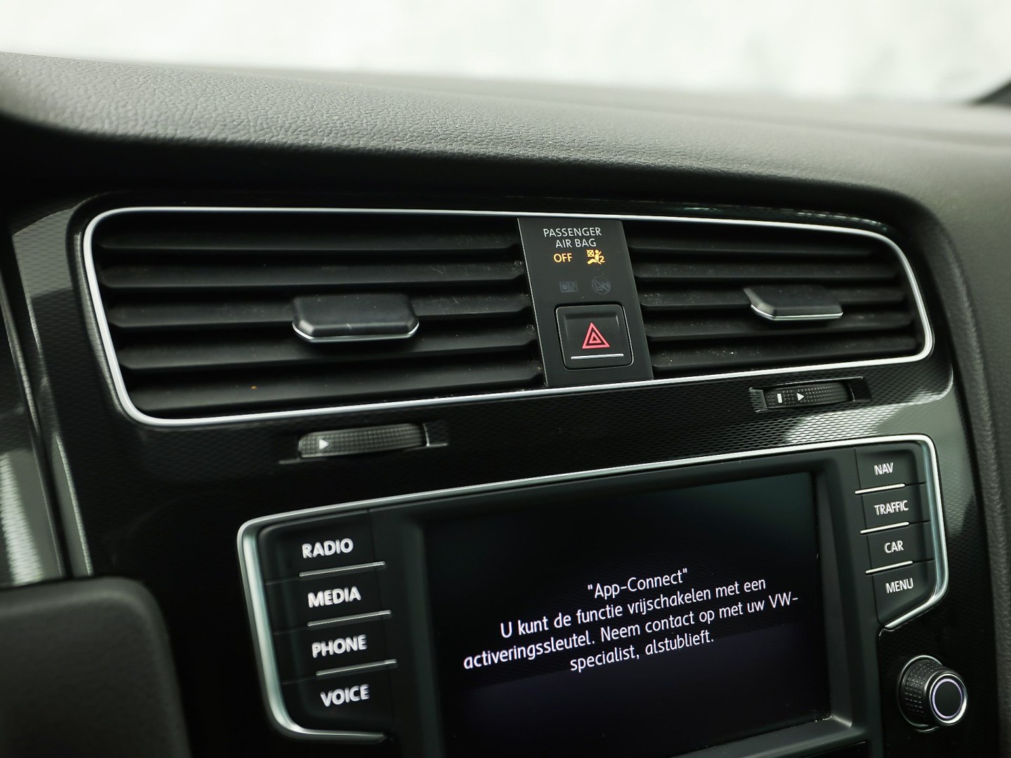 Volkswagen Golf 2.0 TSI GTI 220Pk Automaat (NAVIGATIE, CLIMATE, LEDER, STOELVERWARMING, SPORTSTOELEN, GETINT GLAS, XENON, NIEUWSTAAT)