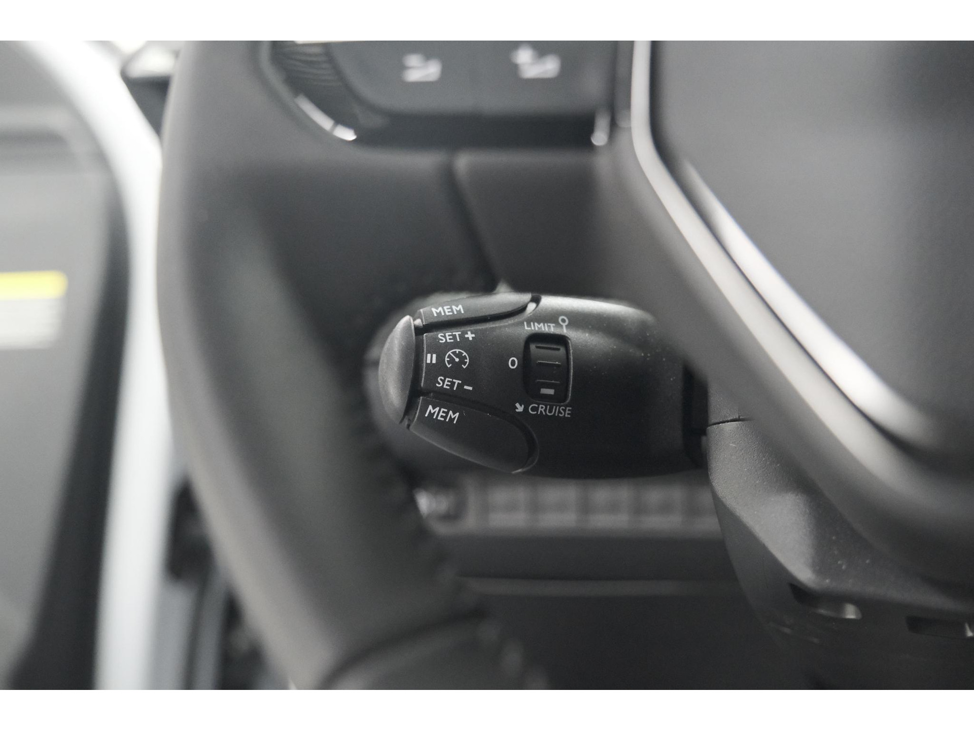 Peugeot 2008 PureTech 100 Allure | 360 Camera | Dodehoekdetectie | Navigatie | Apple Carplay