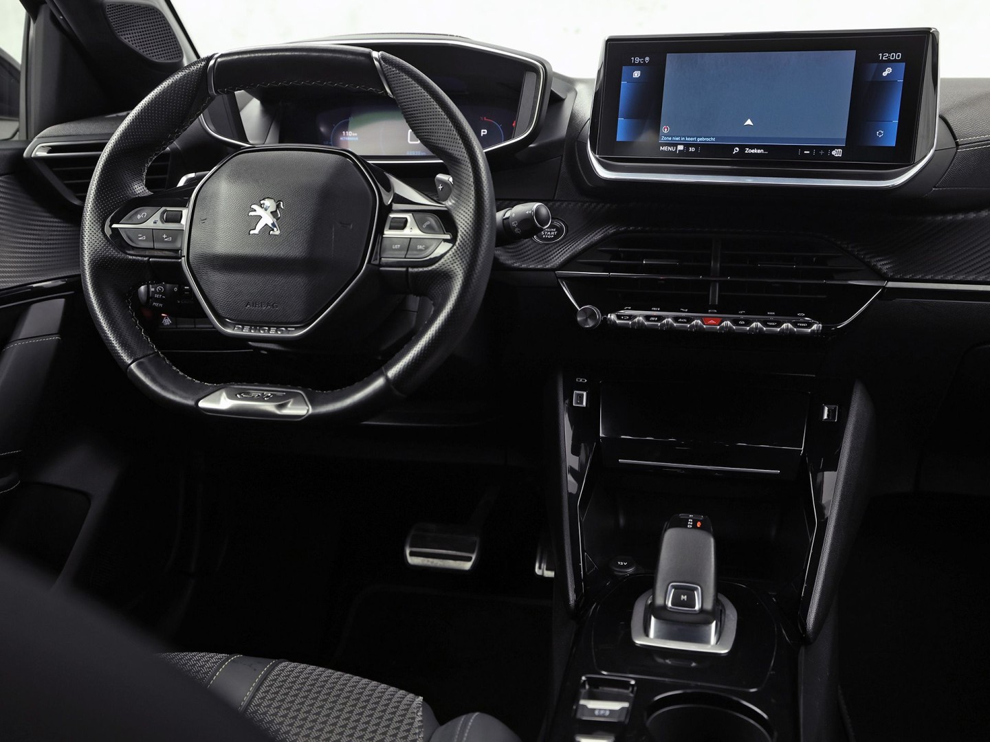 Peugeot 208 1.2 PureTech GT-Line Automaat (VIRTUAL COCKPIT, APPLE CARPLAY, GROOT NAVI, LEDER, 360 CAMERA, SPORTSTOELEN, GETINT GLAS, LM VELGEN, LANE ASSIST, NIEUWSTAAT)